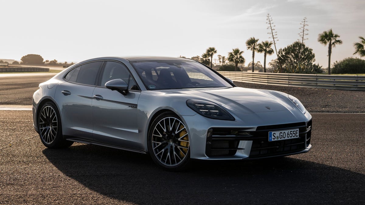 تقدم بورشه طراز باناميرا Turbo S E-Hybrid الجديد المزود بمحرك هجين بثماني أسطوانات.