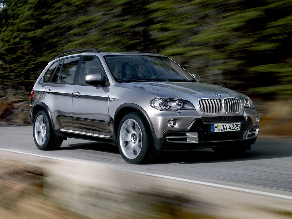 Explores various causes of steering wheel vibration during braking in the BMW X5 and corresponding solutions.