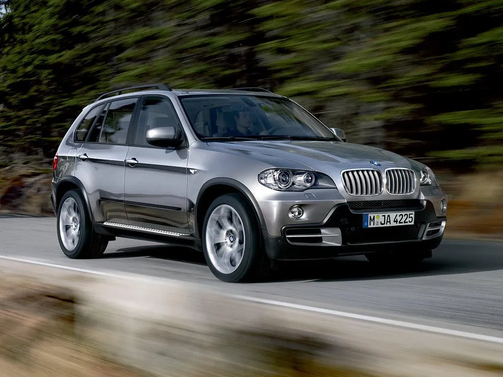 تتناول أسباب اهتزاز عجلة القيادة أثناء الكبح في BMW X5 والحلول المناسبة لذلك.