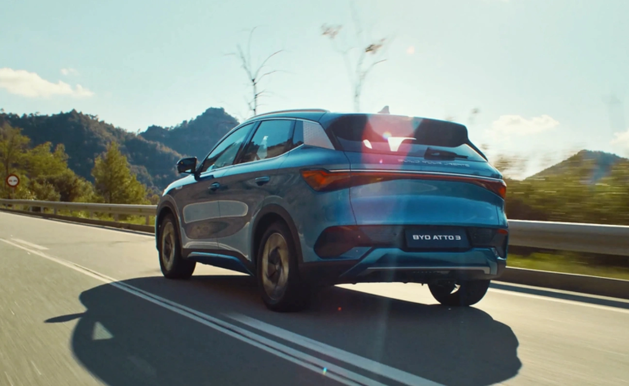 PHEV هي نوع من السيارات الهجينة تتميز بإمكانية الشحن الكهربائي وتعبئة الوقود معاً. يمكن للمحرك شحن البطارية، ويمكن للسيارة العمل بالمحرك التقليدي أو الكهربائي منفردين أو معاً. نظرة على الأنواع الخمسة للسيارات الهجينة