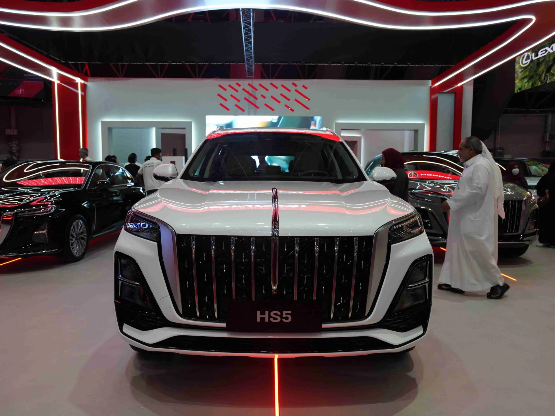 تقدم Hongqi HS5 خيار سيارات الدفع الرباعي الفاخرة ذات الأداء العالي والراحة في سوق الشرق الأوسط.