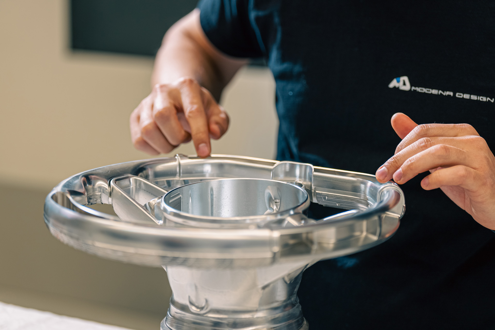 تتخصص مودينا ديزاين التابعة لباكجاني في تصنيع الماكينات الدقيقة CNC، ليس فقط لسيارات السوبر ولكن أيضًا في مجالات أخرى.