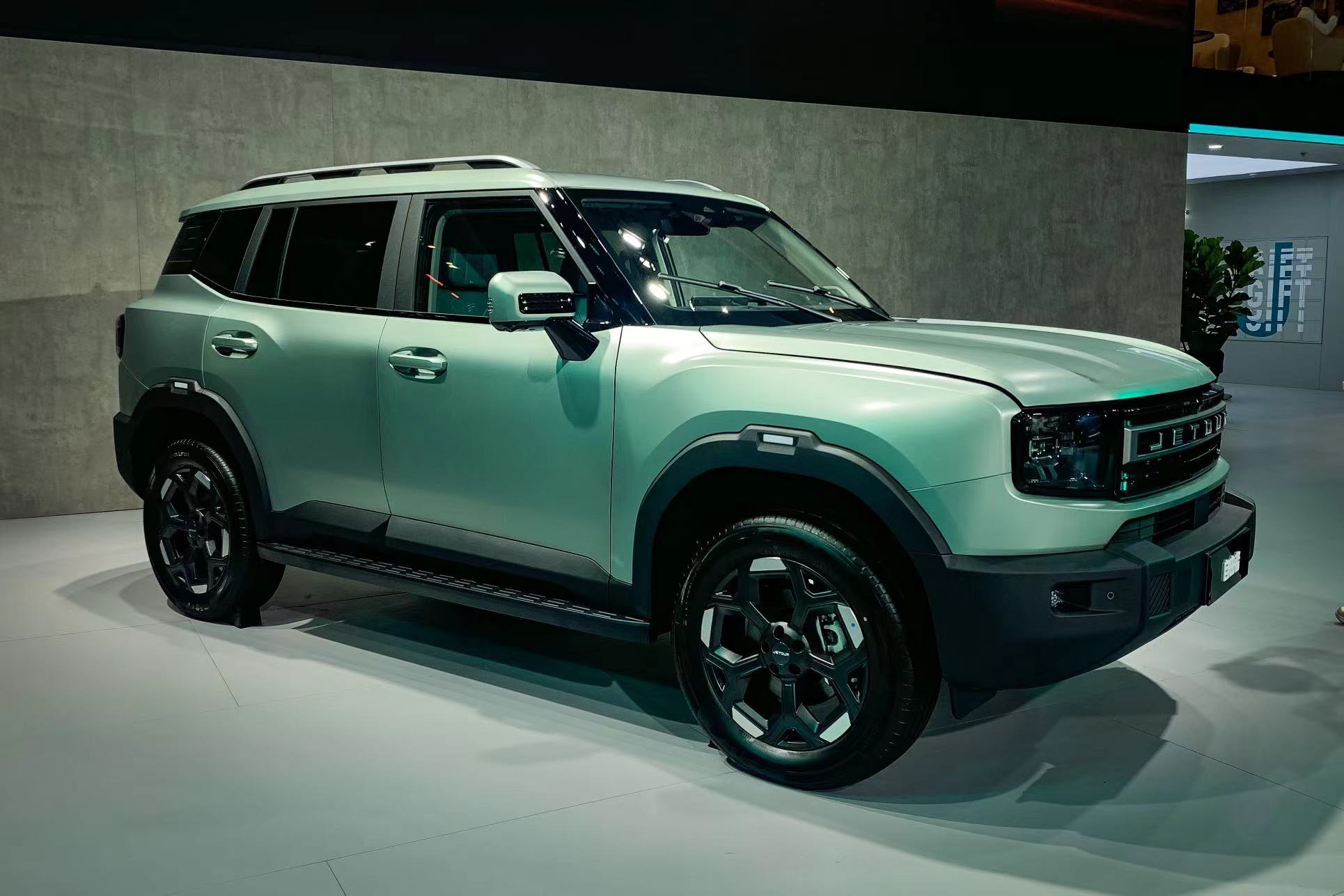 At the 22nd Guangzhou International Auto Show, JETOUR presented a number of its products, and also introduced a new ‘square box’ model