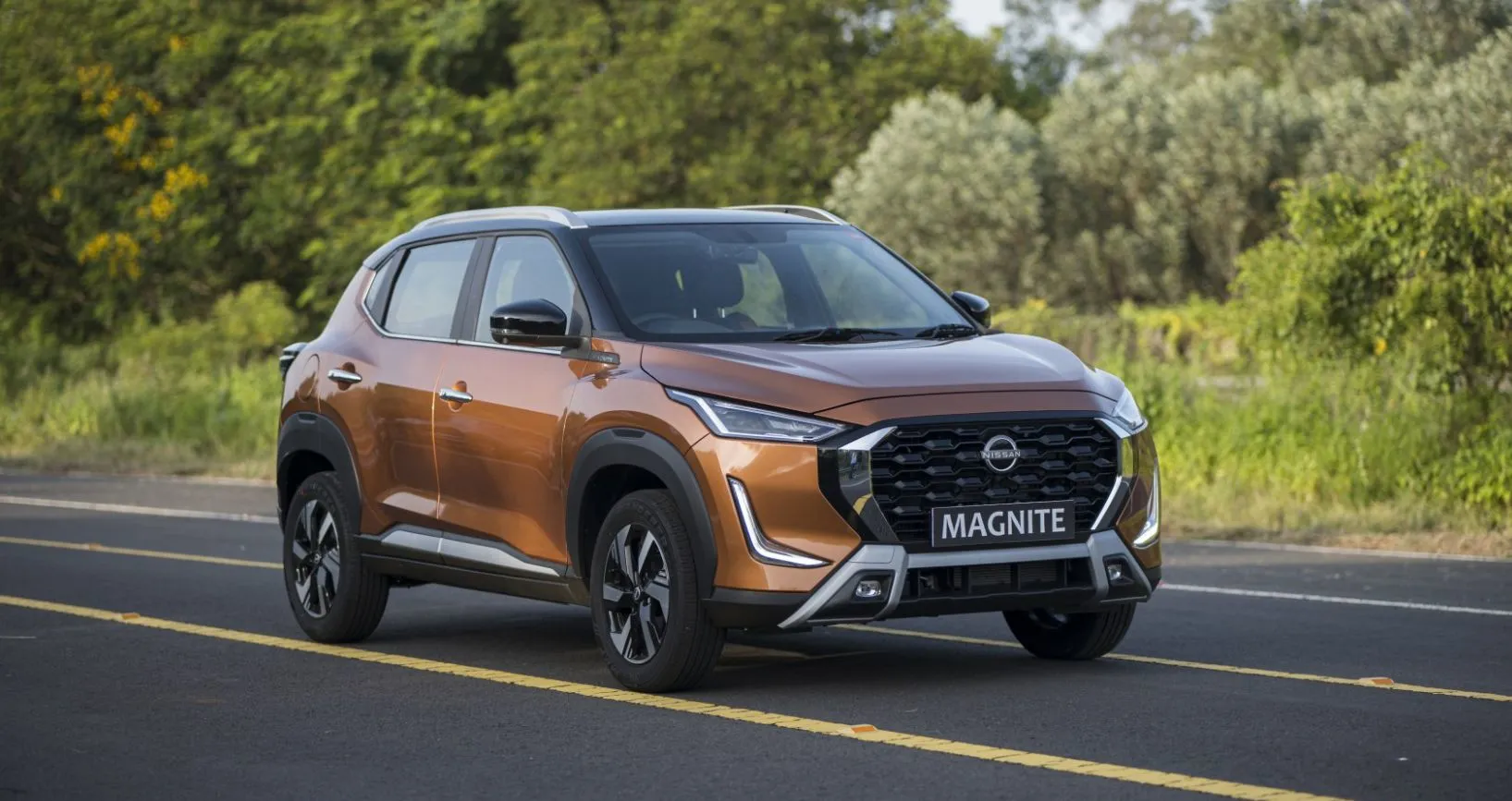 This article introduces the exterior, interior, technology, powertrain, and safety features of the 2025 Nissan Magnite, a compact SUV suitable for urban driving.