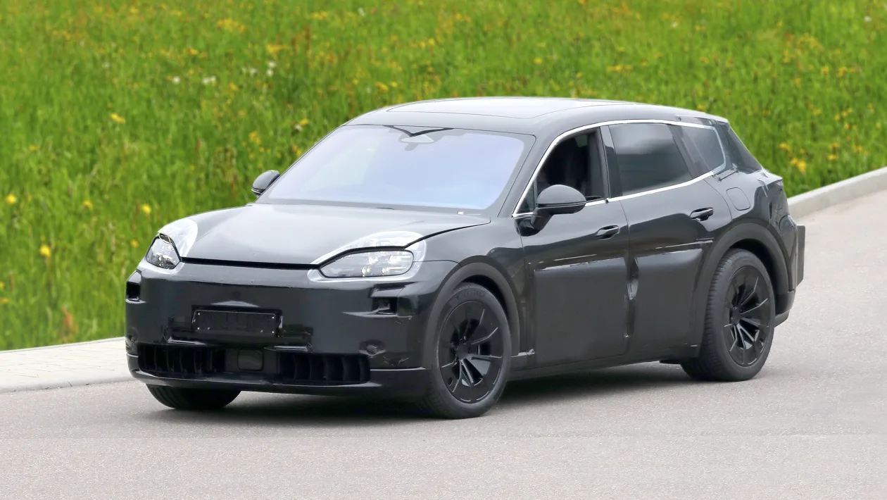 Porsche ‘K1’ super-Cayenne 7-seater Spy shot of the front-end dynamic