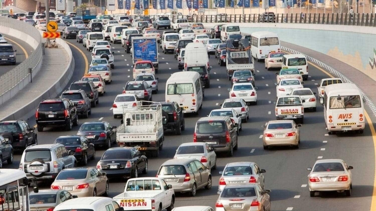 مبادرة تخفيض غرامات المرور في الإمارات تقدم خصمًا بنسبة 50٪ للسائقين.