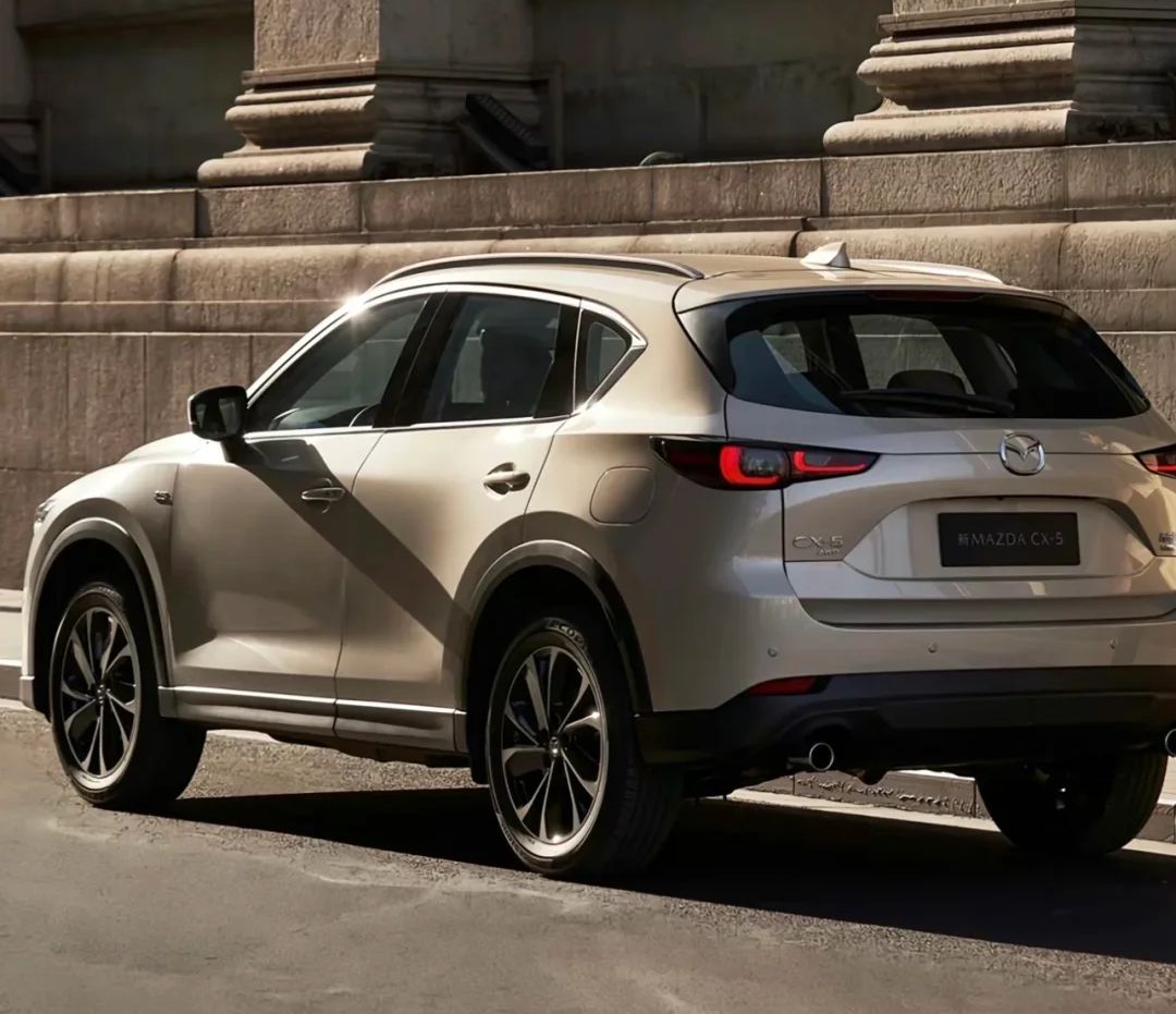 تقدم 2025 مازدا CX-5 سعر البداية أقل من سابقتها، مما يقدم تغييرات مثيرة.