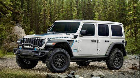 Jeep تصدر استدعاء لسيارات Wrangler وGrand Cherokee الهجينة بسبب مشاكل في نظام إزالة الضباب.