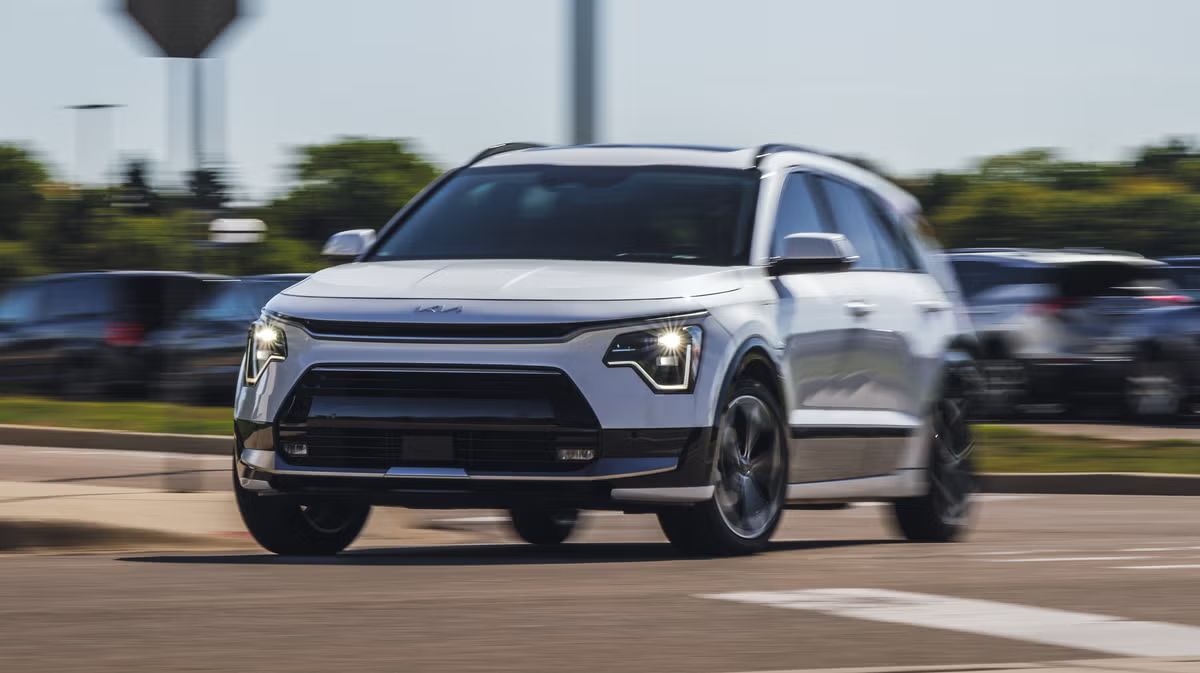 This article presents the price of Kia Niro Plus 2025 in Saudi Arabia, available models from the dealer, key specifications and technologies, pros and cons, and ways to purchase used cars.