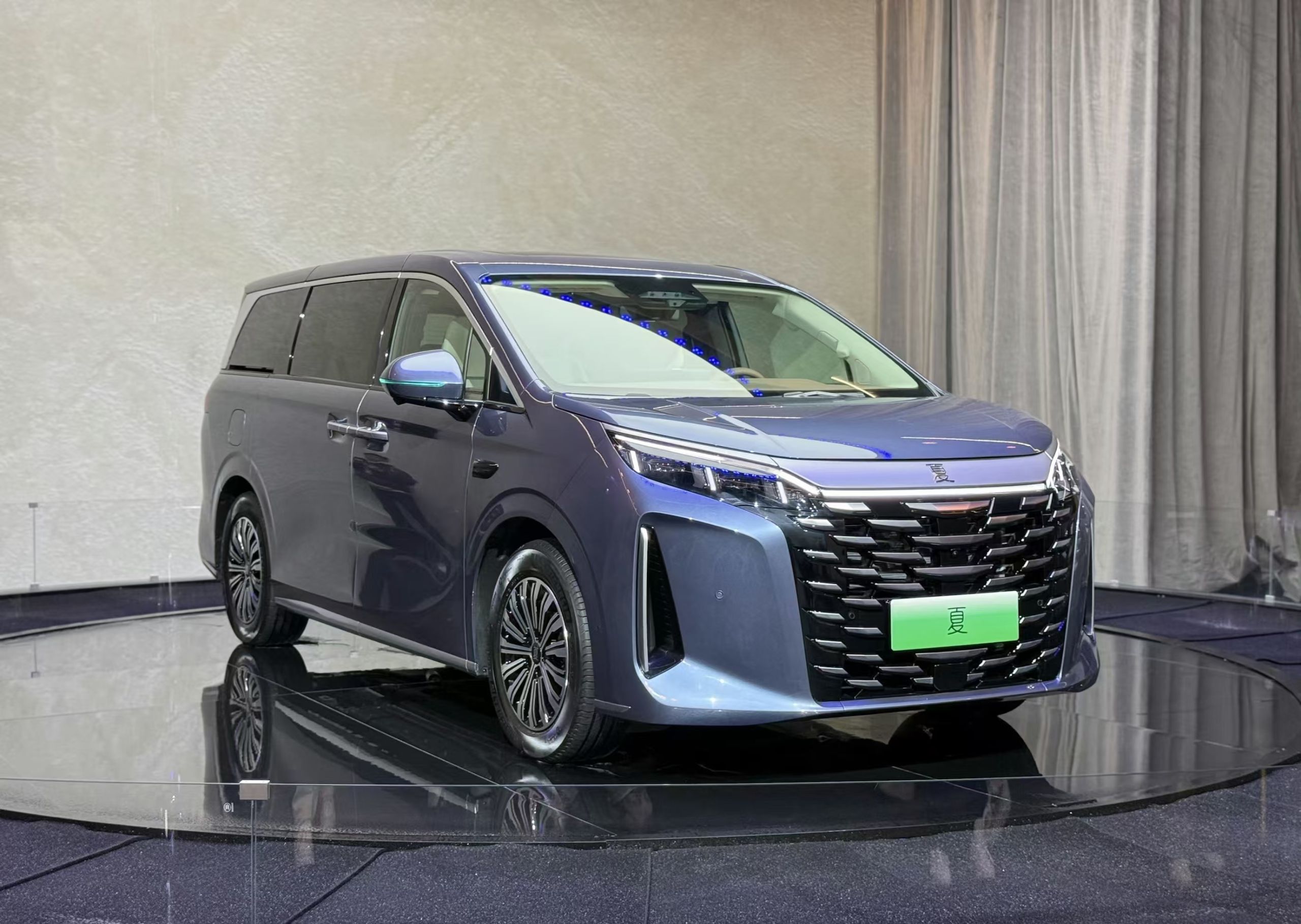 The BYD Xia, a luxurious seven-seater plug-in hybrid MPV, has officially debuted. With independent second-row seats and standard ADAS features.