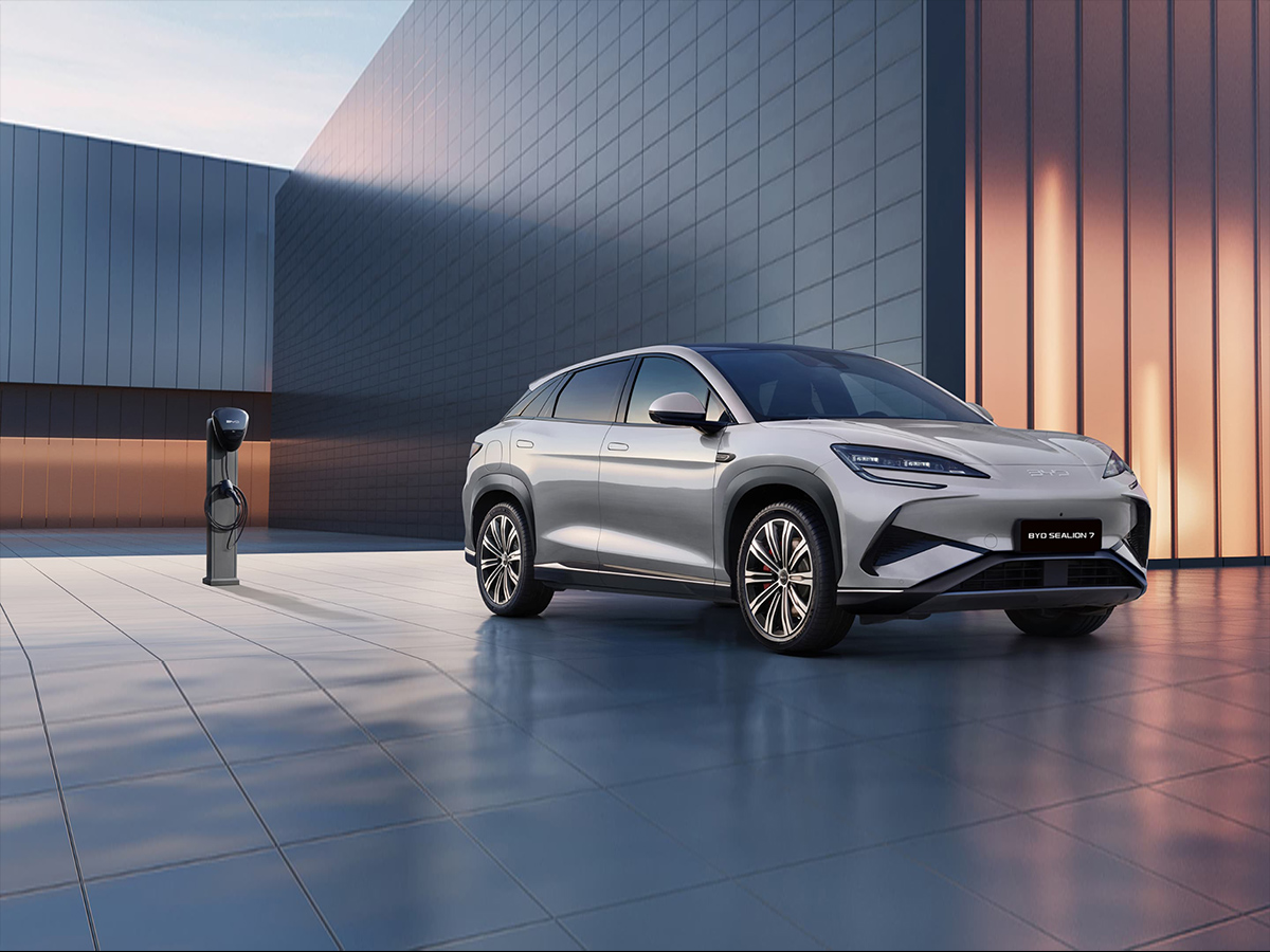 Starting at 172,900 AED, the BYD mid-size electric SUV SEALION 7 challenges the Model Y.