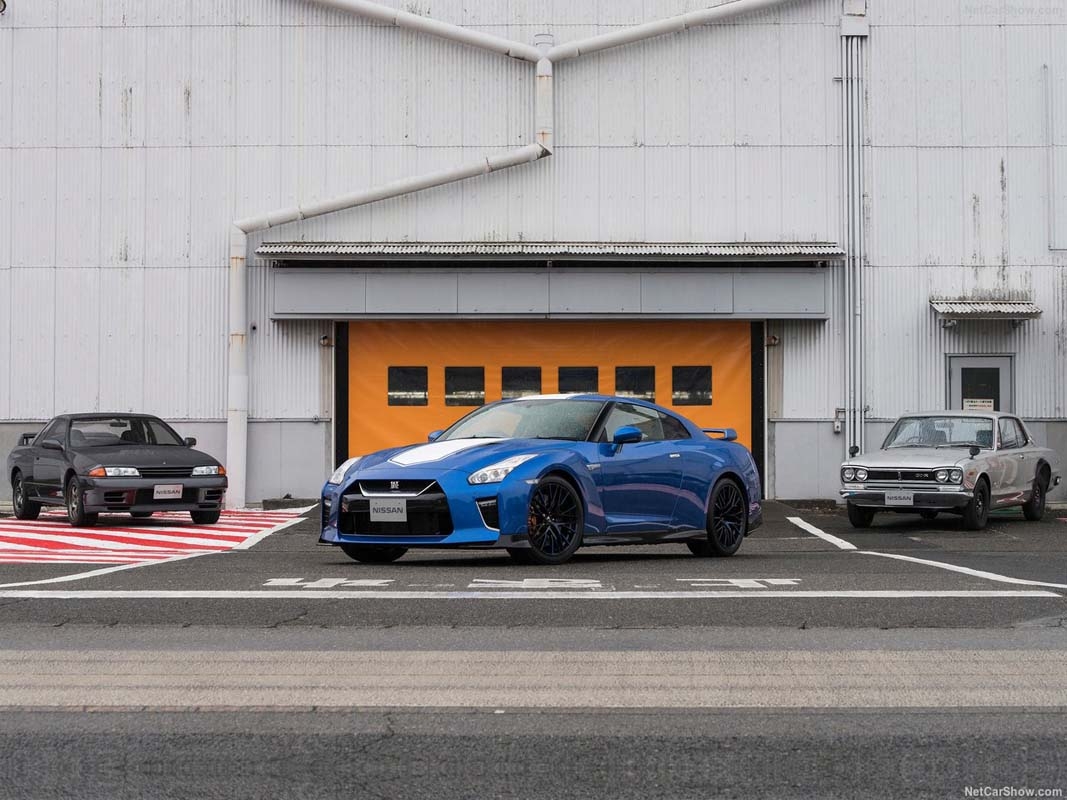 As global emissions regulations tighten and automotive industry trends shift, the R35 could not escape discontinuation.