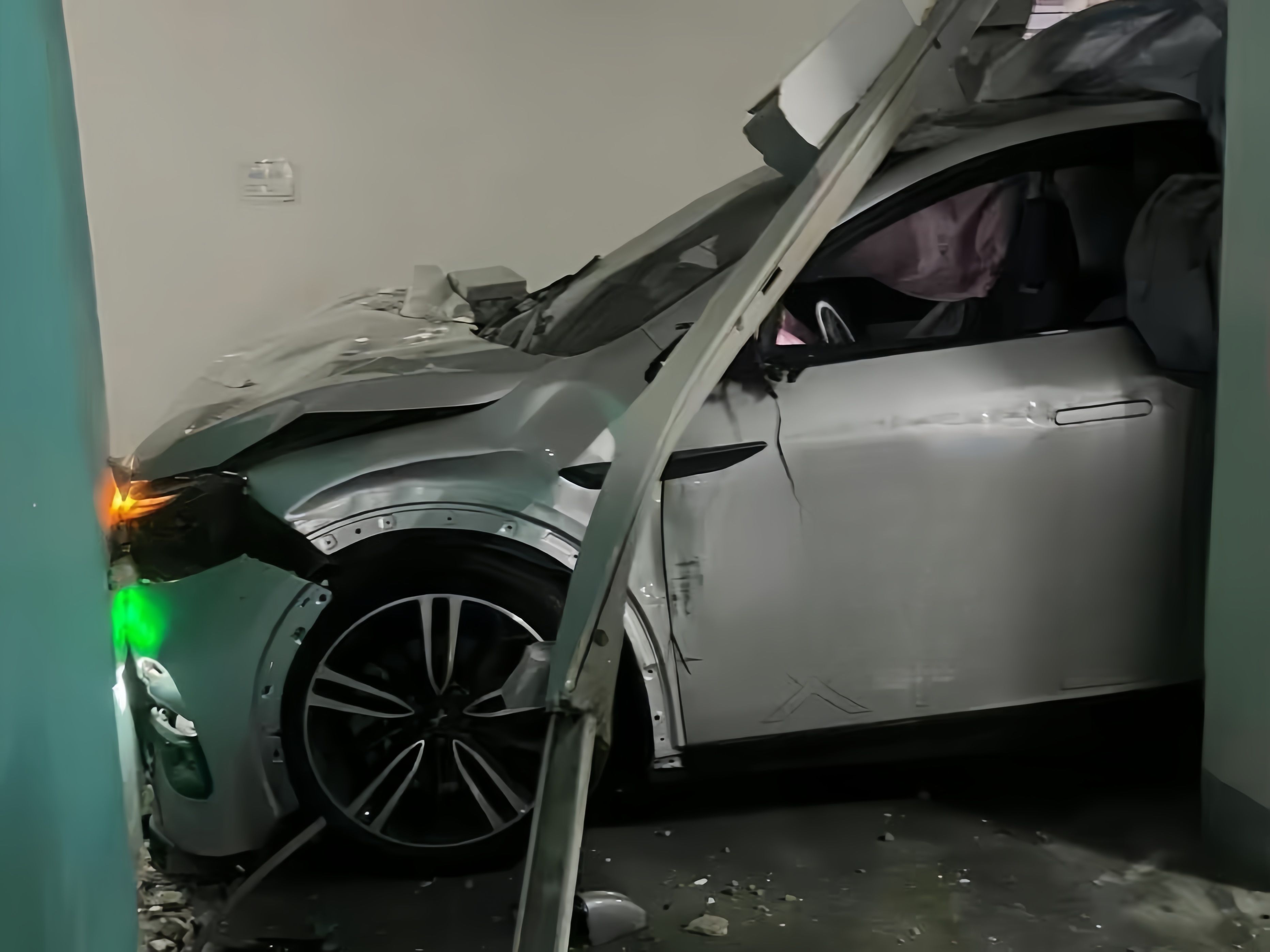 Xiaomi SU7 Ultra’s First Crash: Is This 1,548 HP Performance Beast a Safety Hazard?