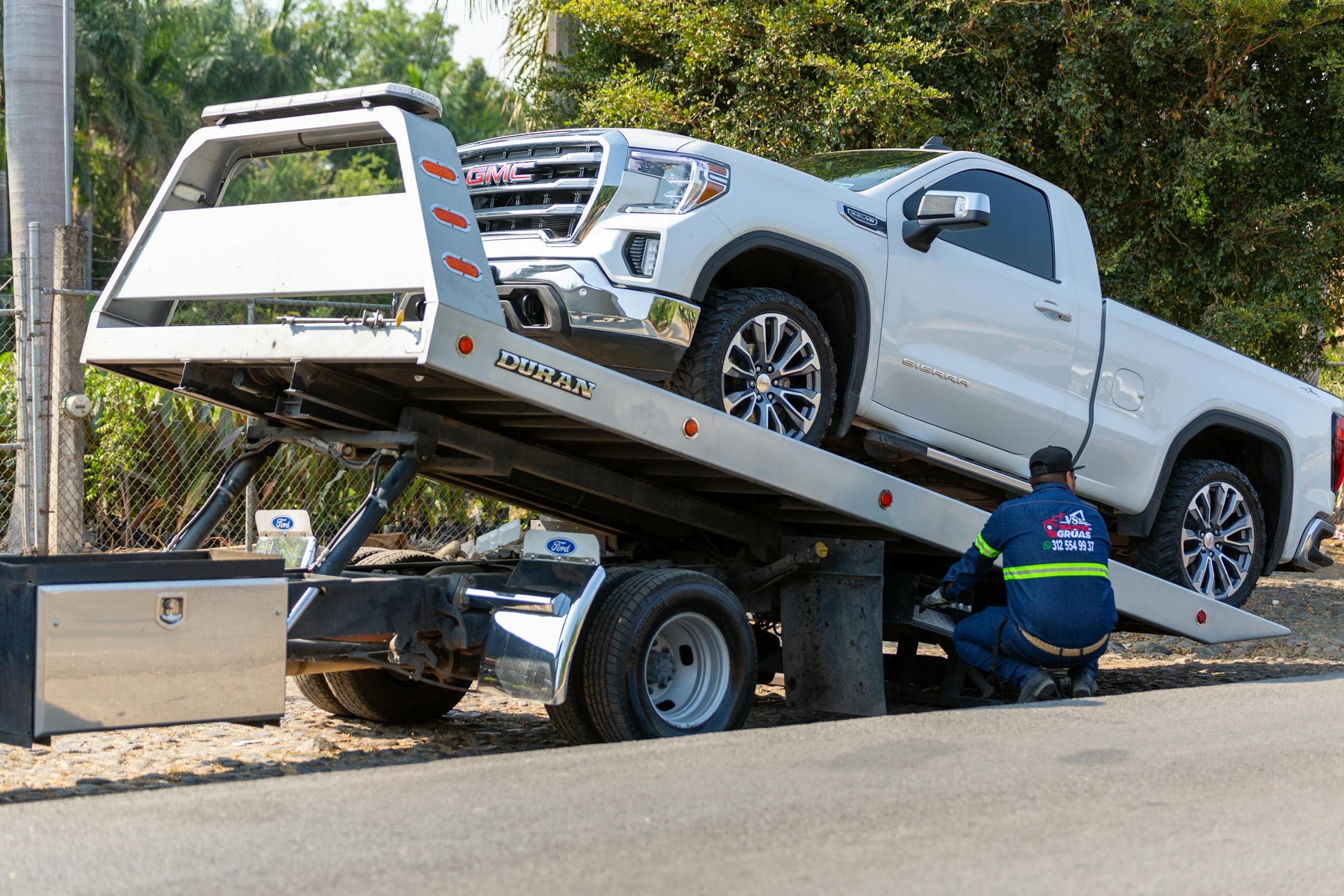 Discover Middle Eastern towing laws, critical safety risks of staying in a towed vehicle