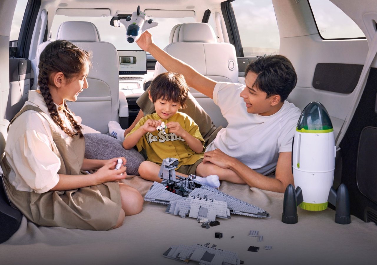 Introducing the luxurious Xpeng X9, the perfect area to pamper your family during long trips and holidays. 