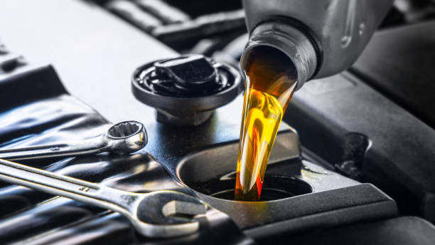 This article reveals the correct steps to check engine oil in the UAE's high-temperature environment, resolving the cold vs