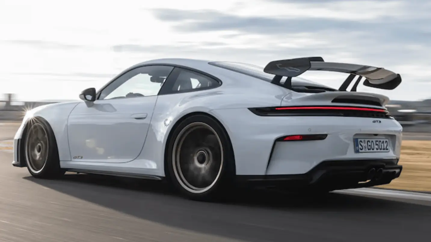 استمتع بقيادة بورش 911 GT3 وتورينج بخاصية المحرك الطبيعي وتجهيزات السباق الموجهة بسعر يبدا من 817 الف ريال سعودي.