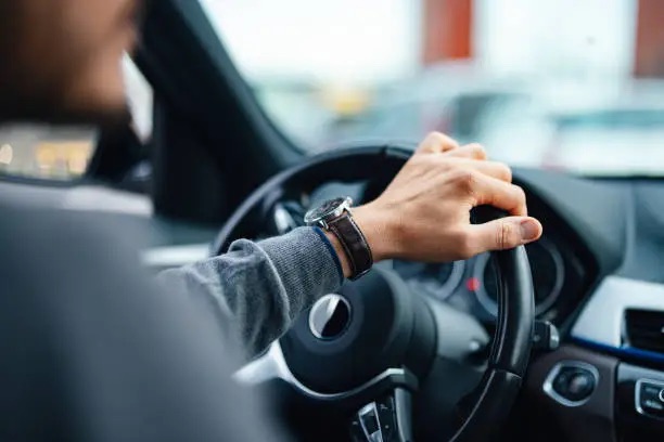 تعرف على كيفية تشغيل نظام GPS على شاشة سيارتك تويوتا 2025 بسهولة. دليل مفصل لحل مشاكل الإعداد والاتصال وتحديث الخرائط مع أحدث التقنيات الذكية.