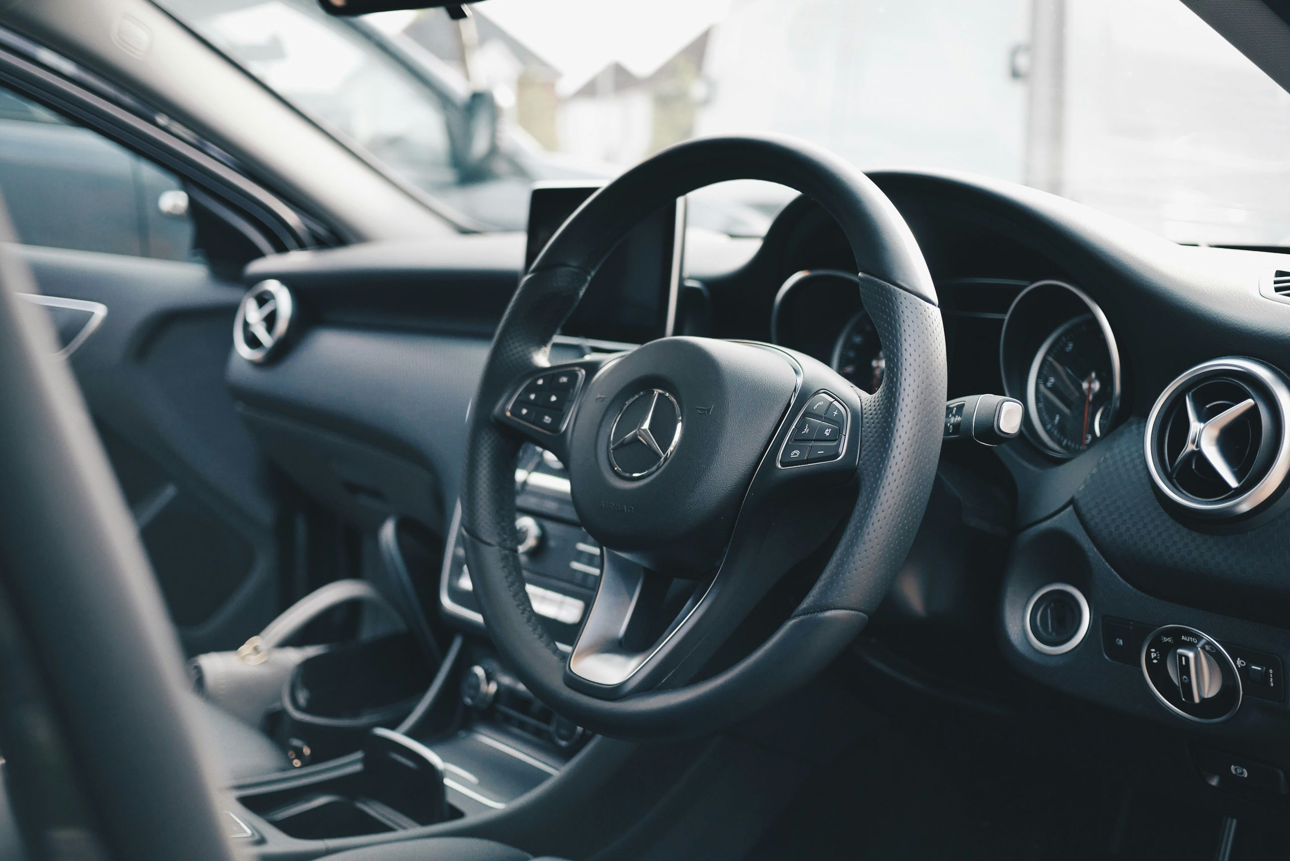Analyze in detail the 2025 Prado's intelligent design that combines power and style. How to benefit from the ideal proportions of this legendary SUV.