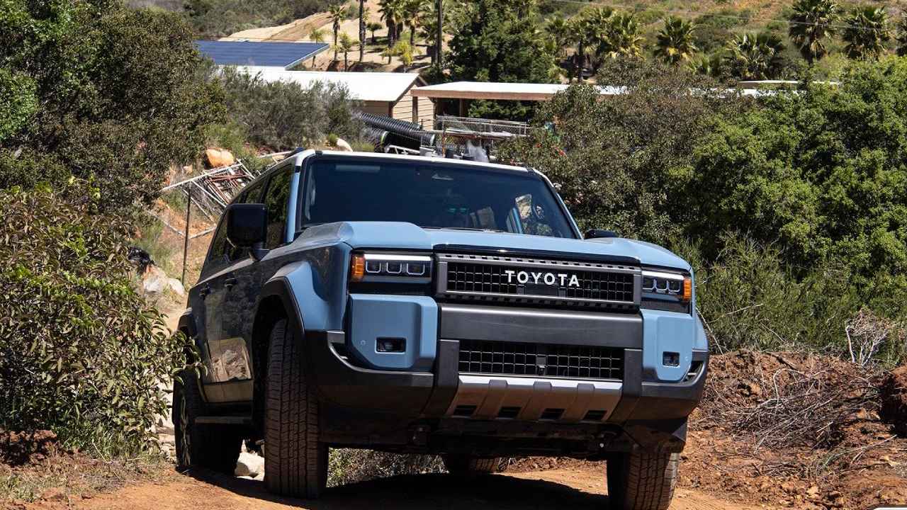 Explore the best-selling SUVs in Saudi Arabia, focusing on features and UAE price conversions.
