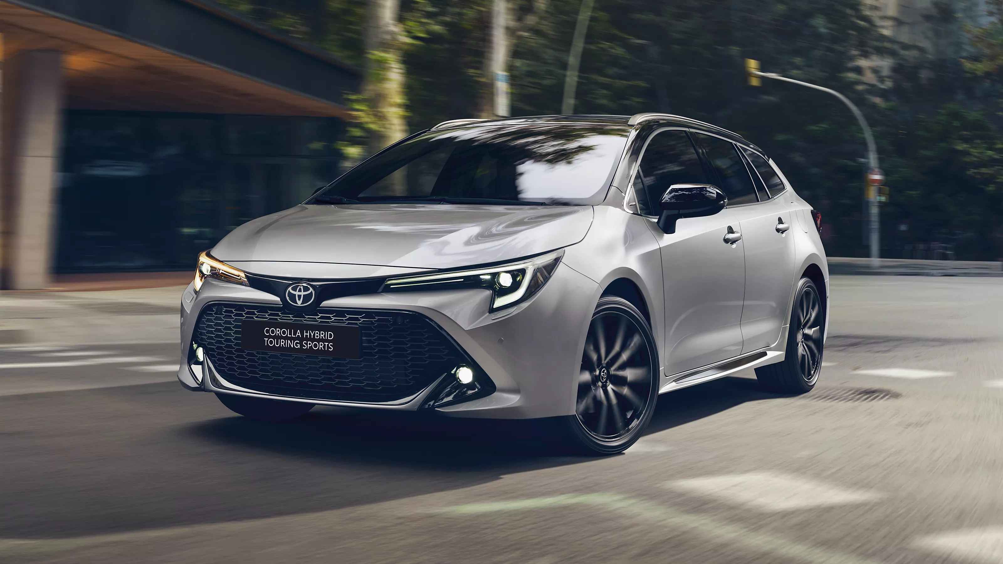 Discover how the 2025 Toyota Corolla Hybrid delivers 28.5 km/L mileage in UAE conditions. Learn fuel-saving strategies, maintenance tips