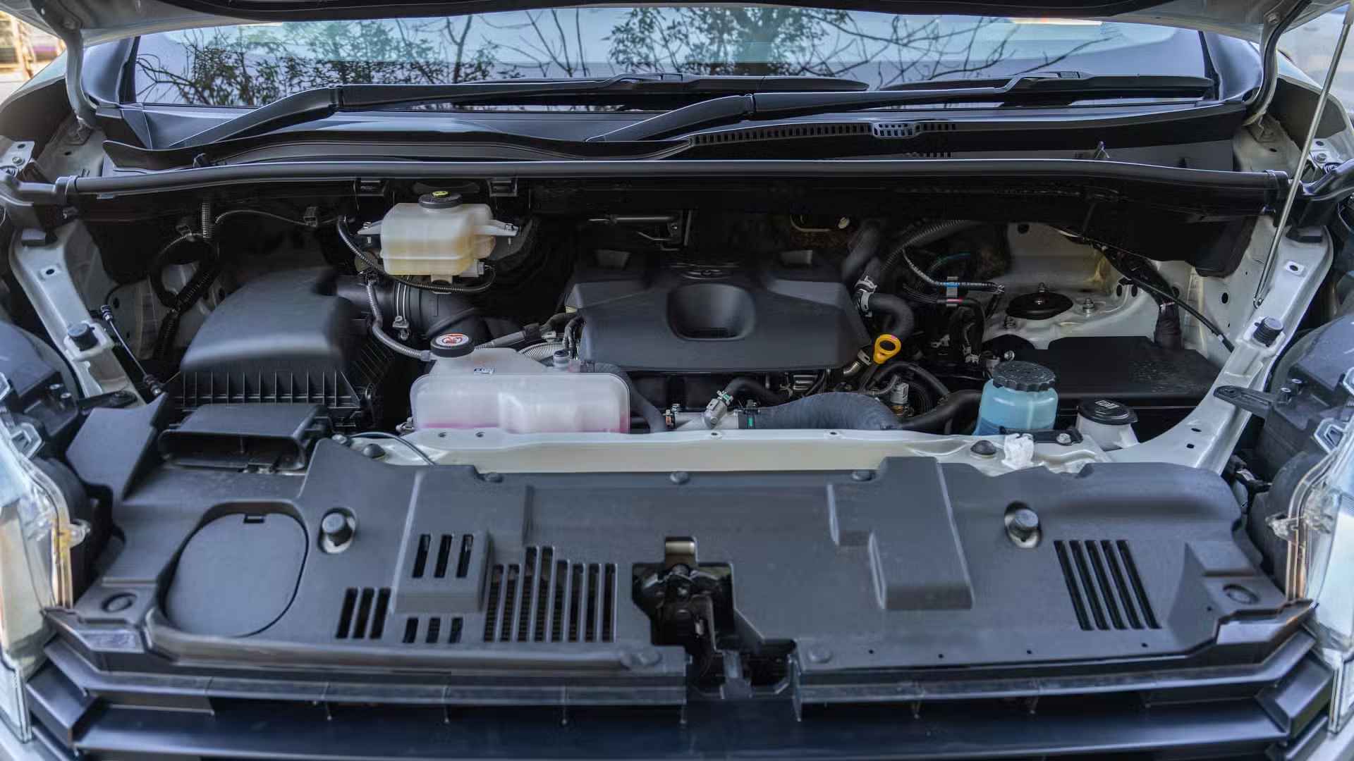 Compare Toyota Hiace engine CC options for 2025 models. Understand how engine displacement such as 2.7L versus 2.8L impacts fuel efficiency, torque
