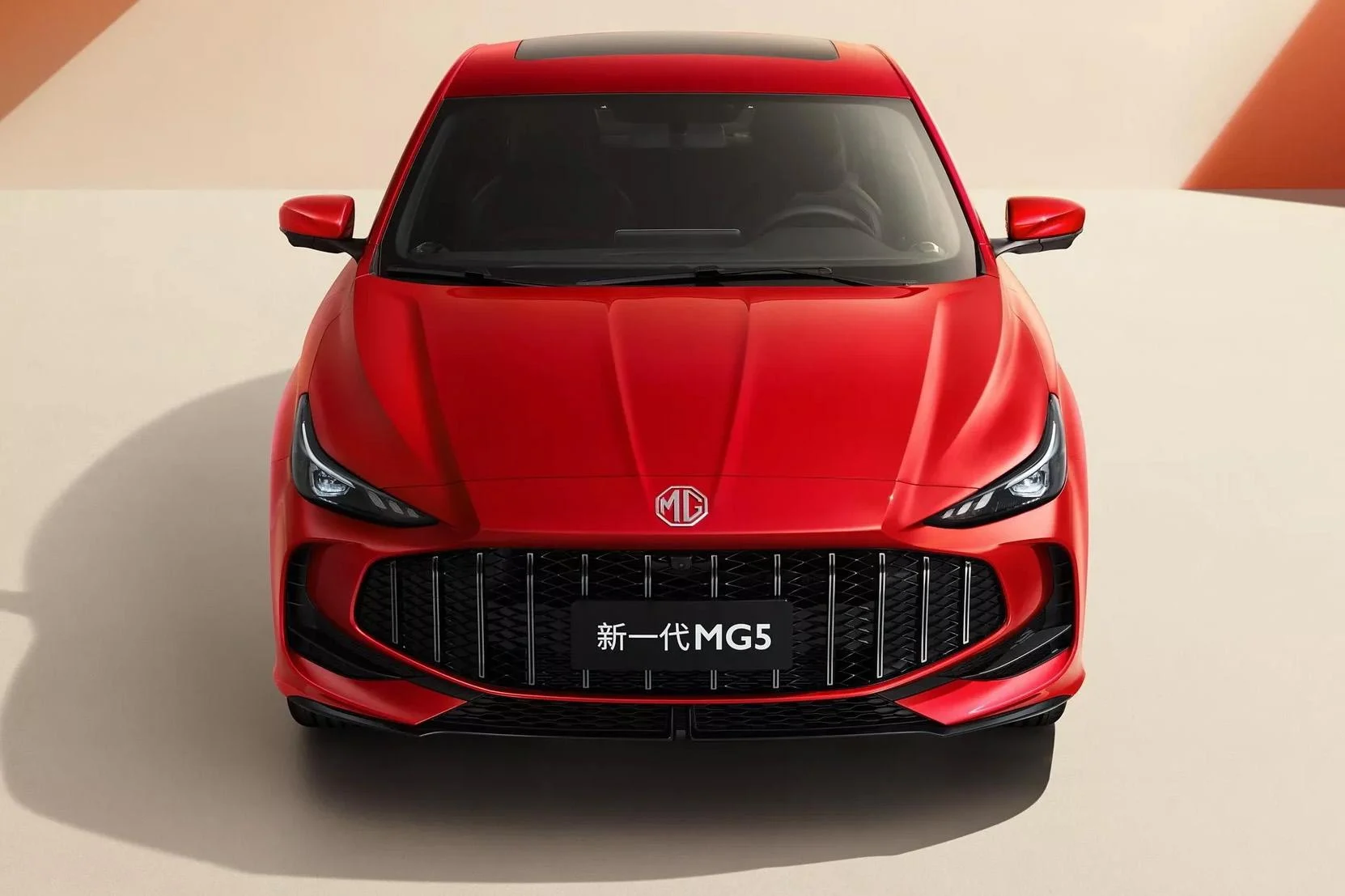 MG 5 مقابل تويوتا ياريس:مقارنة شاملة لسيارات 2025