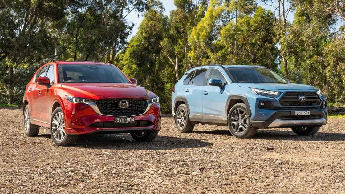 اكتشف الفروق الجوهرية بين تويوتا RAV4 ومازدا CX-5 لعام 2025 مع تحليل مفصل لاقتصاد الوقود وتكاليف الصيانة وتجربة القيادة