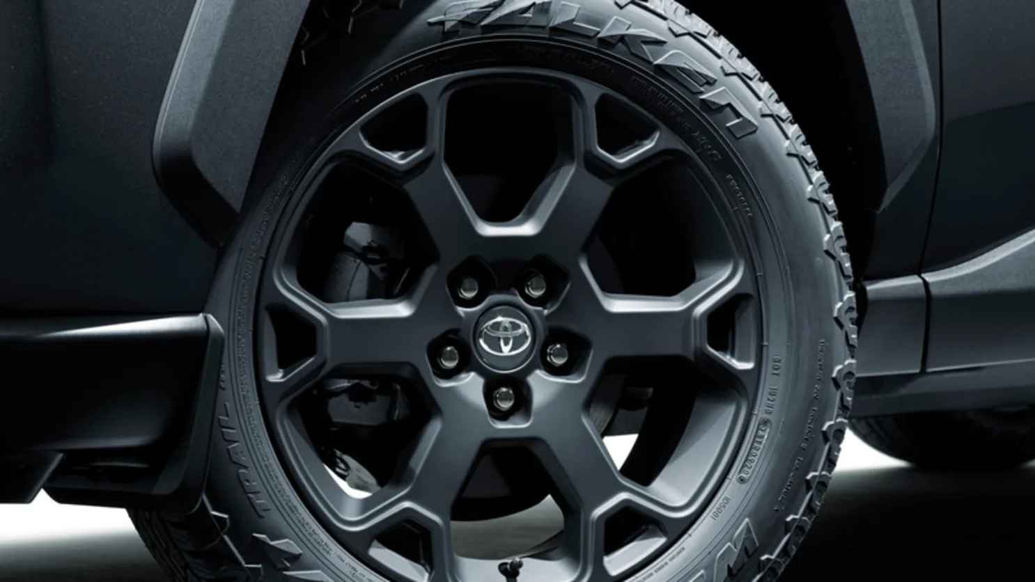 اكتشف المواصفات الدقيقة لإطارات تويوتا RAV4 2025 مع نصائح الخبراء لاختيار القياس المناسب، تحسين الأداء وتجنب الأعطال.