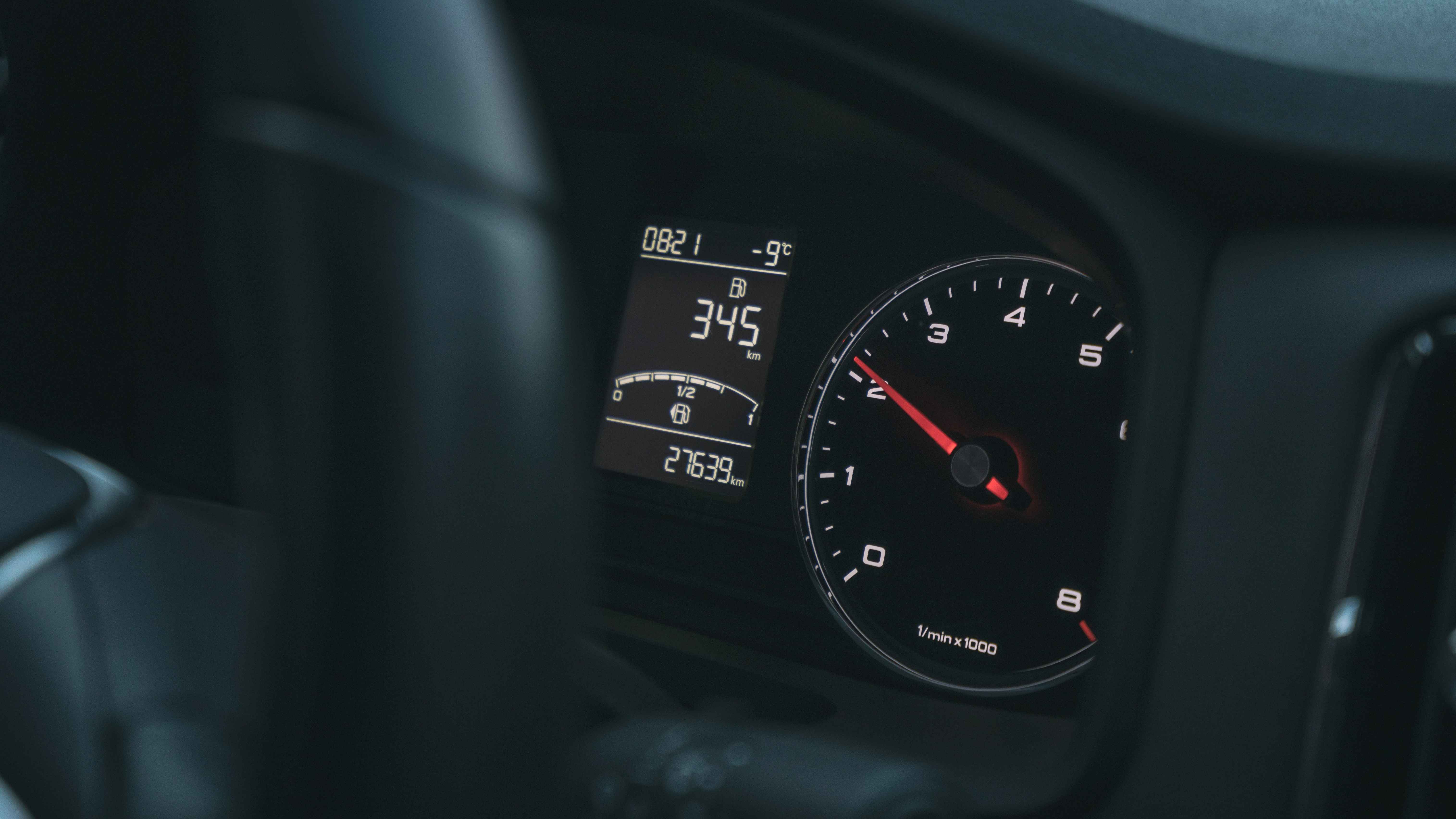 اكتشف أسرار تحسين استهلاك وقود تويوتا RAV4 2025 مع نصائح عملية حول اختيار النسخة المثالية، تقنيات توفير الوقود ونصائح الصيانة.