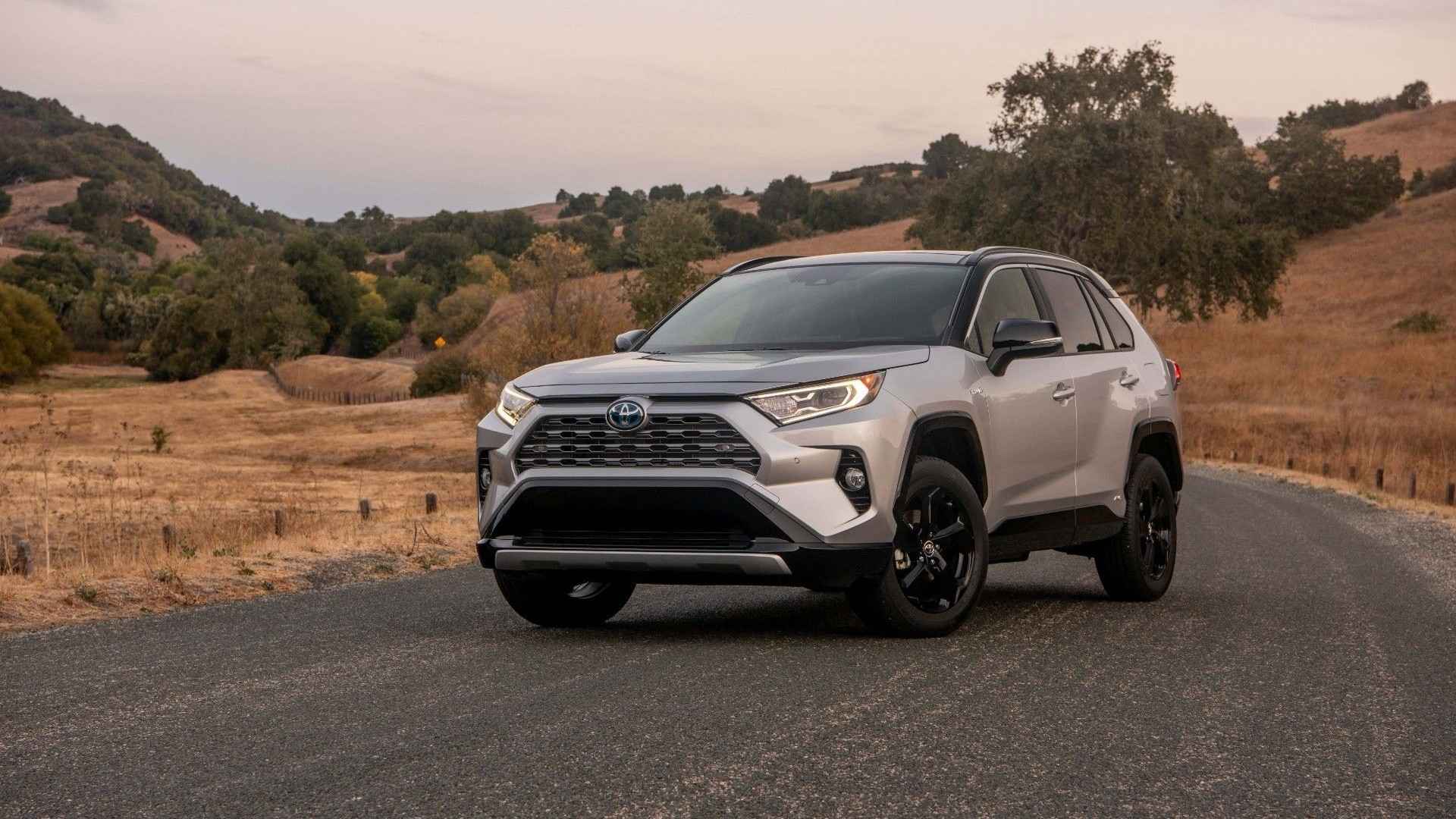 تعرف على استهلاك وقود تويوتا RAV4 هايبرد 2025 كم/لتر من خلال نصائح عملية وتحليل تقني مع مقارنة أداء الموديلات.