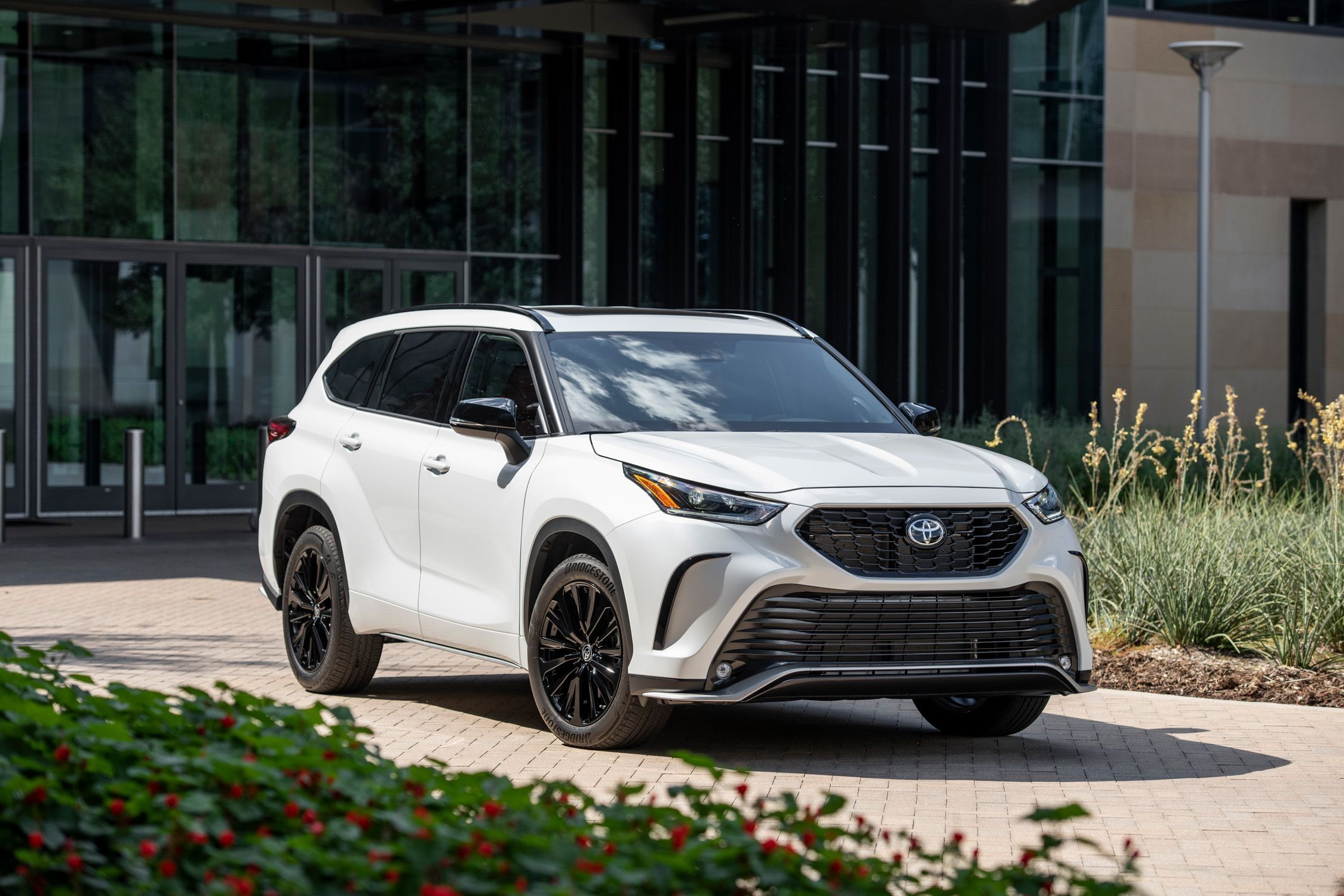 2025 نيسان روغ مقابل تويوتا RAV4:دليل المقارنة الشامل لاختيار السيارة المثالية
