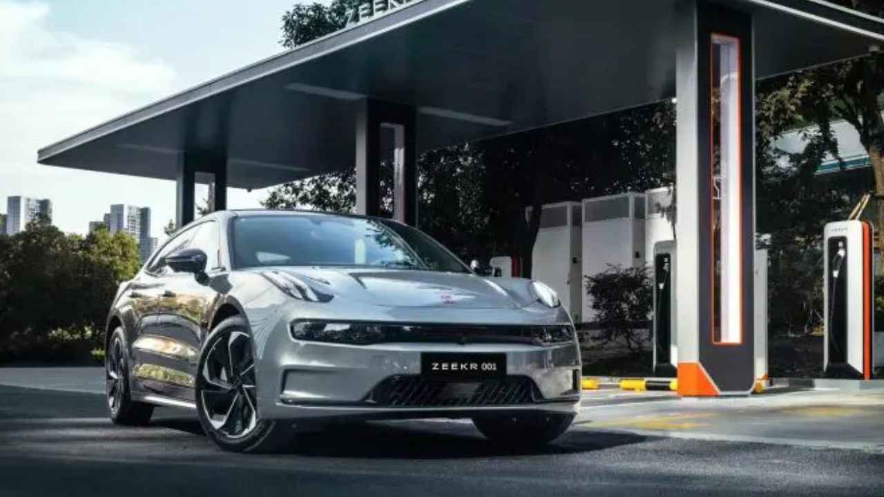 قوانين مرورية جديدة في الإمارات تنظم استخدام المركبات الكهربائية لتعزيز السلامة ودعم التنقل المستدام. 