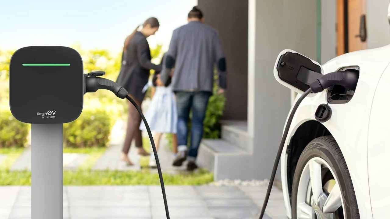 تعرف على كيفية تركيب شاحن سيارة كهربائية في المنزل بالإمارات، من الأنواع والتكاليف إلى التصاريح ونصائح الأمان.