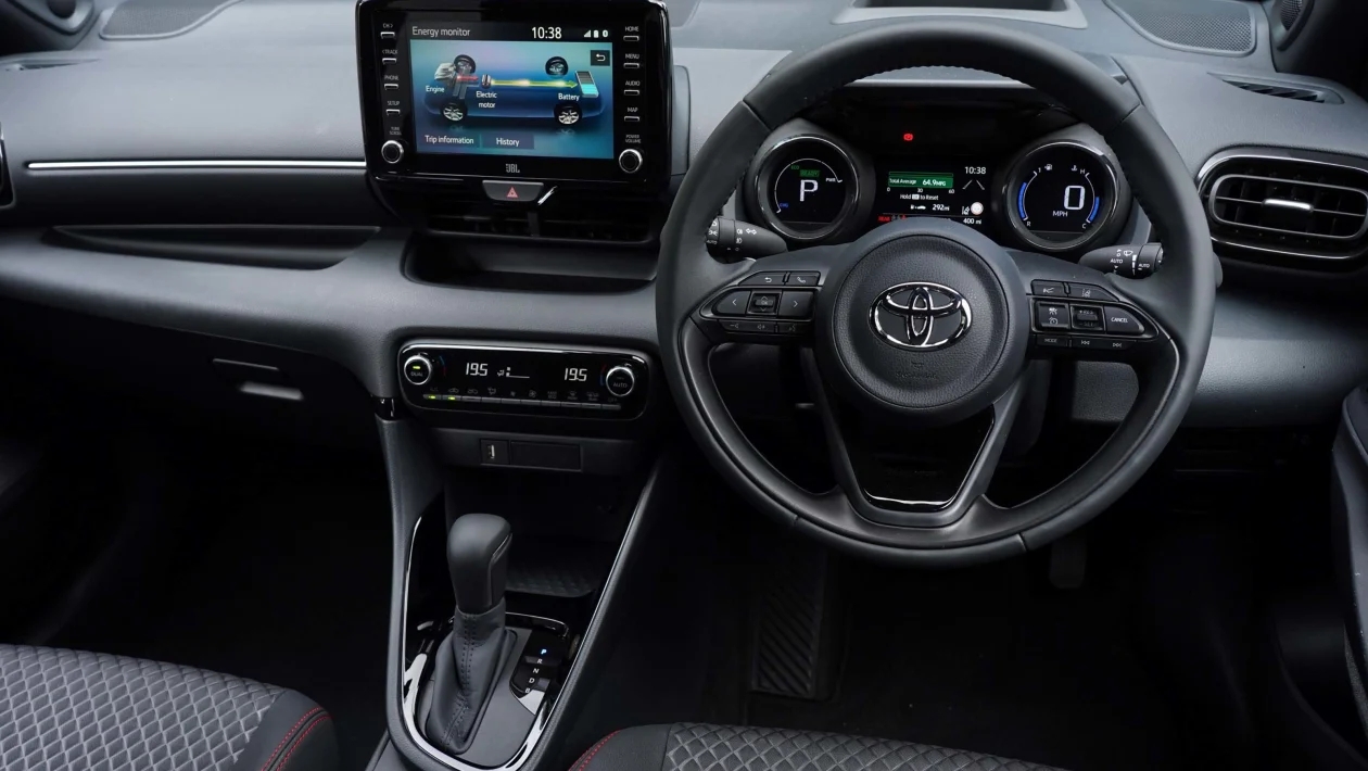 سعة خزان وقود تويوتا RAV4 2025:كل ما تحتاج معرفته للاستخدام الأمثل