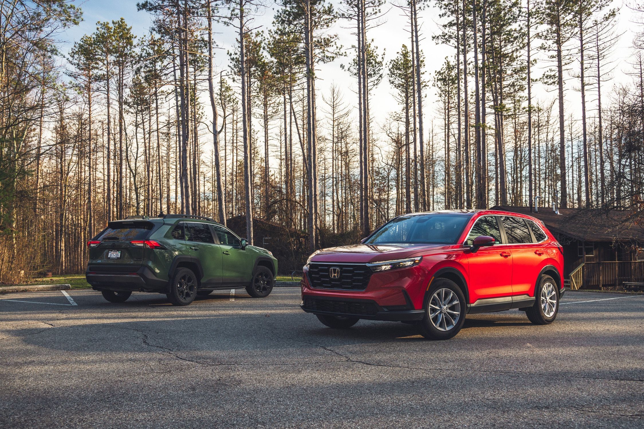 هوندا CR-V مقابل تويوتا RAV4:دليل 2025 الشامل للاختيار الأمثل