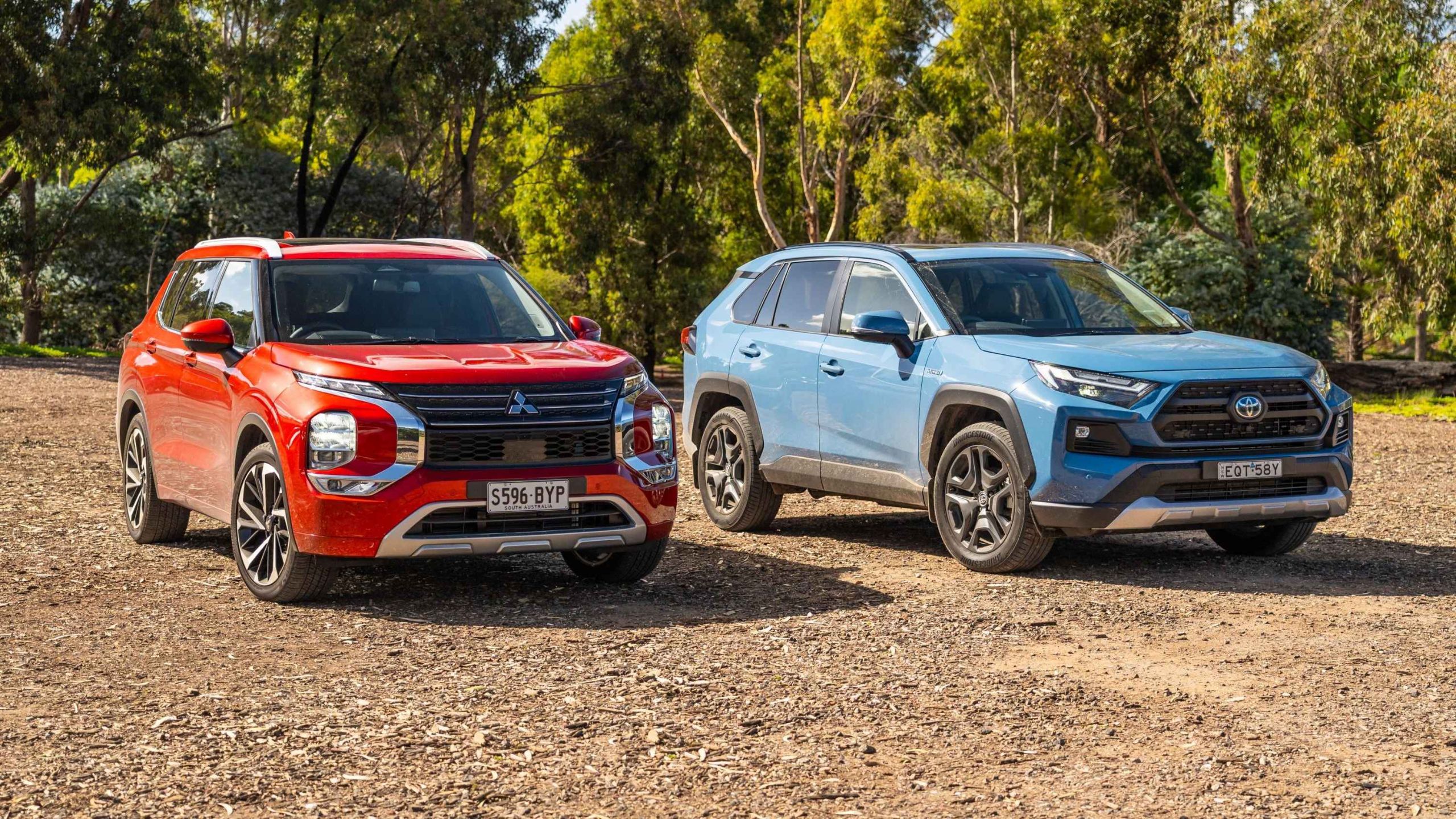 اكتشف الفروق الجوهرية بين تويوتا RAV4 وميتسوبيشي أوتلاندر 2025 مع تحليل مفصل للمواصفات التقنية وتجربة القيادة وتكاليف الصيانة في السوق المحلي.
