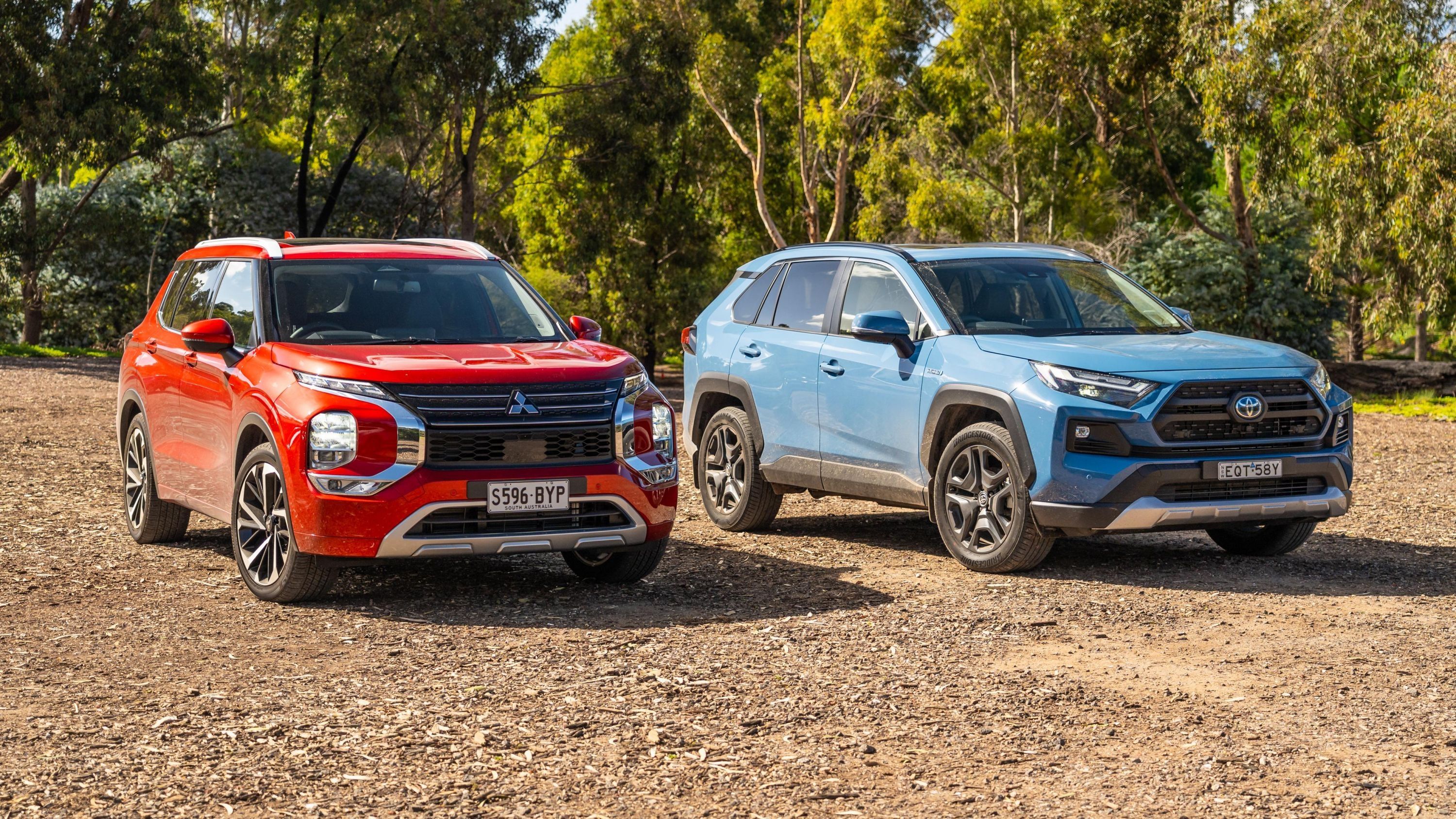 تويوتا RAV4 مقابل ميتسوبيشي أوتلاندر 2025:دليل المقارنة الذكي