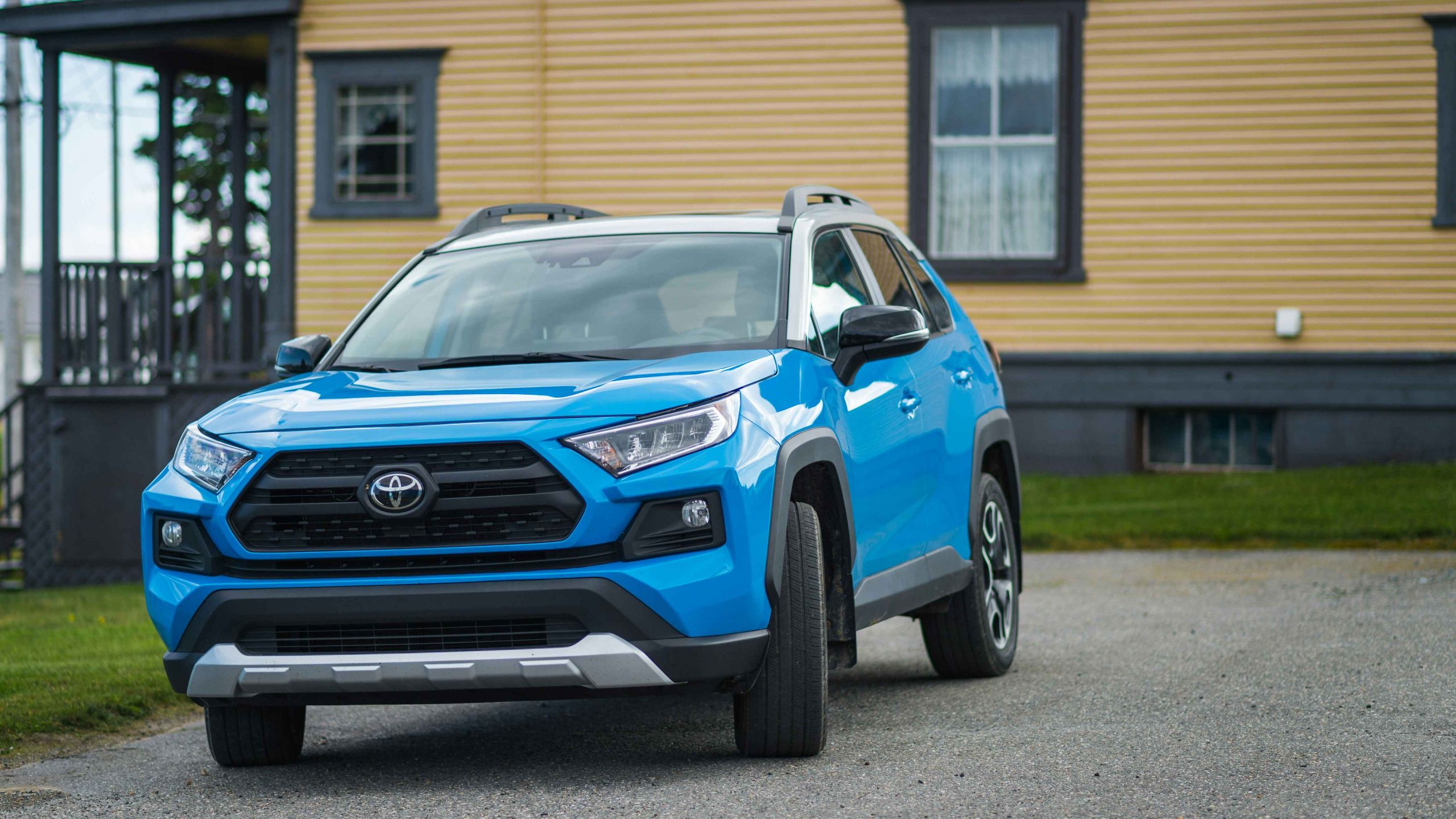 اكتشف الفروق الجوهرية بين تويوتا RAV4 وUrban Cruiser 2025 في دليل المقارنة التفصيلي