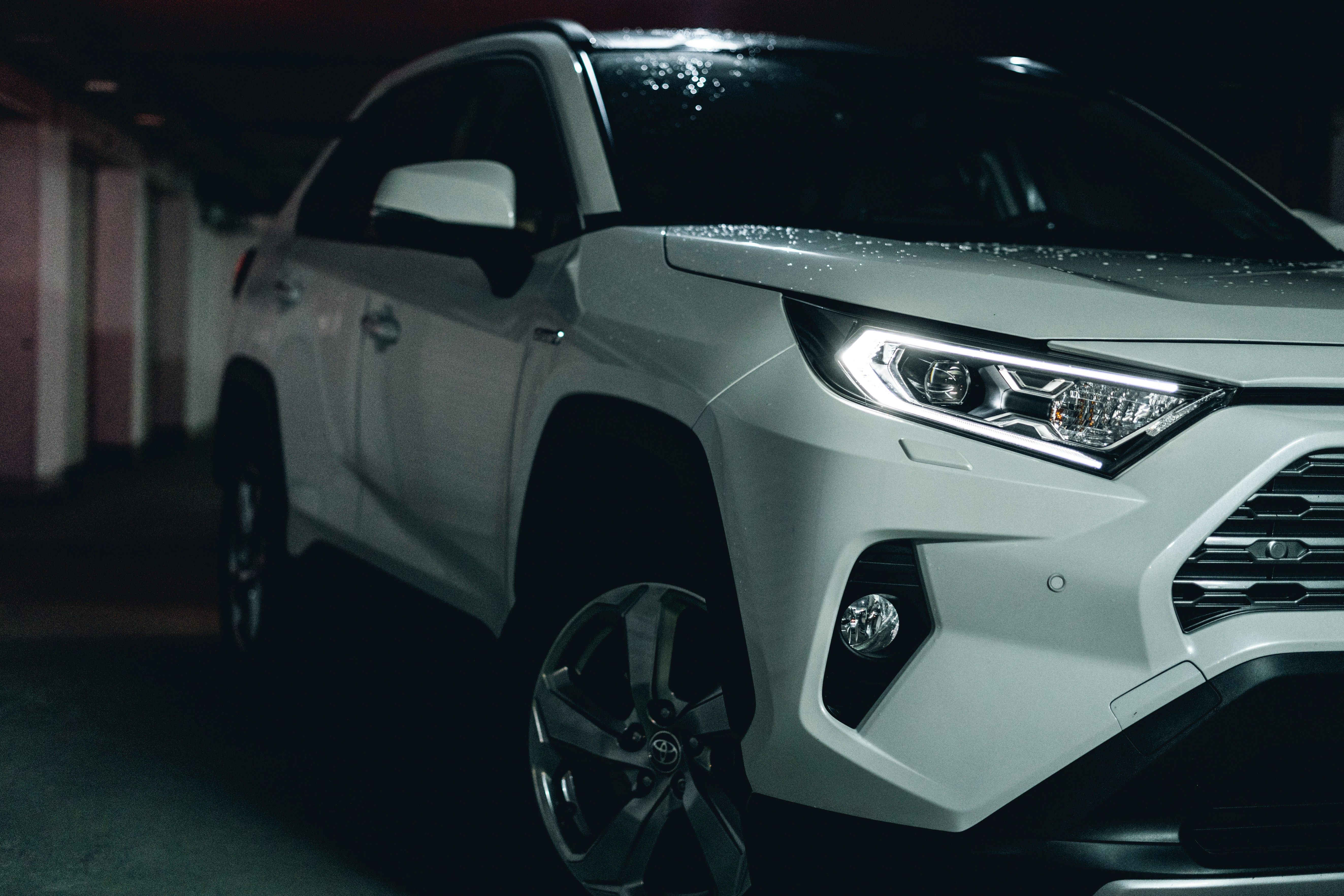 مازدا CX-5 مقابل تويوتا RAV4:دليل 2025 لاختيار SUV المثالي