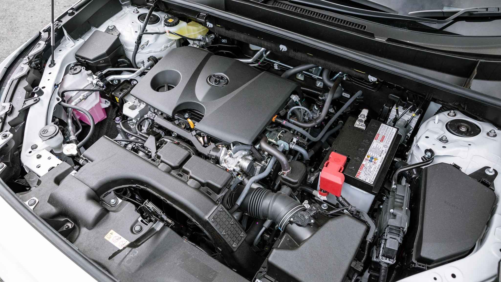 اكتشف كل ما يخص حجم محرك تويوتا RAV4 2025 من خلال مقارنة شاملة بين المحركات البنزين والهجين، مع تسليط الضوء على الأداء والكفاءة والتكاليف المرافقة