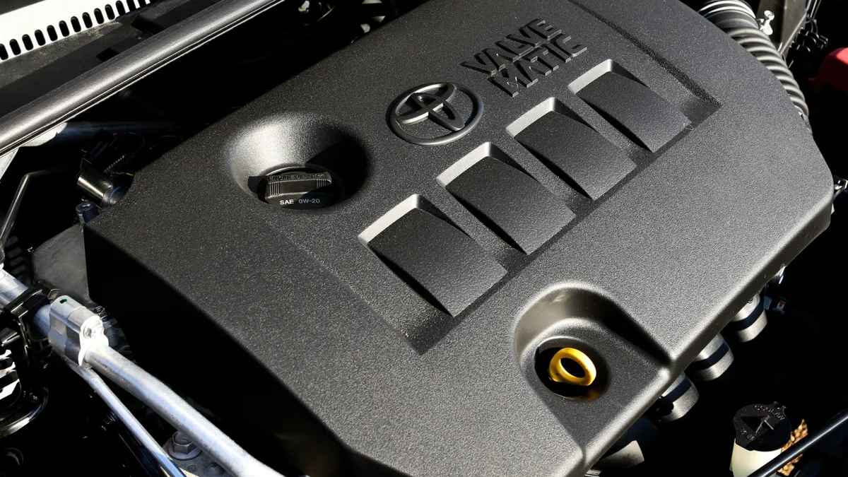 اكتشف مواصفات محرك تويوتا RAV4 2025 بالتفصيل مع مقارنة بين السعات المختلفة مثل 2.0 لتر و2.5 لتر Hybrid