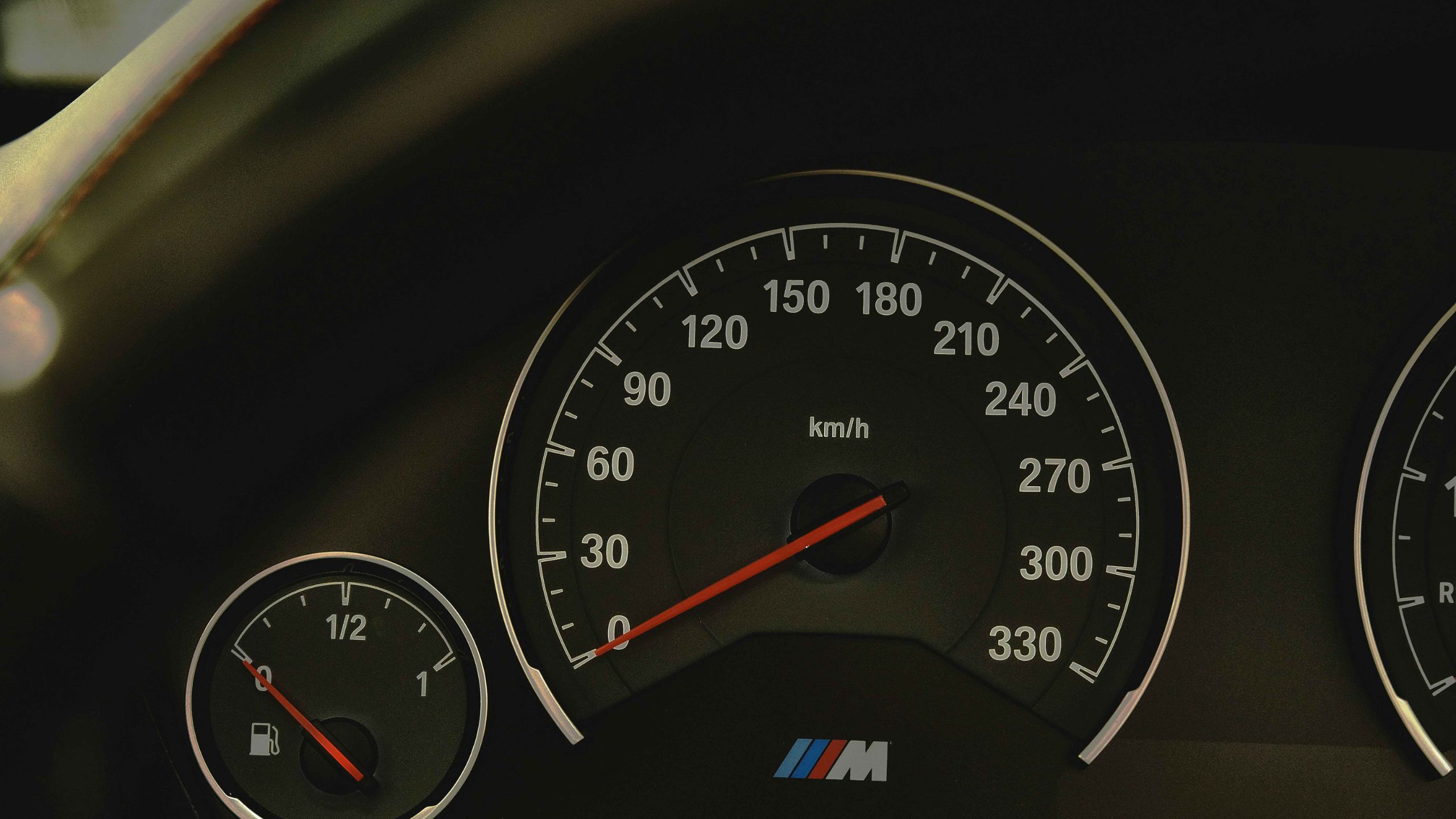 Discover how the 2025 Toyota RAV4 achieves 18.5 km per liter fuel efficiency. Learn practical driving tips, hybrid advantages