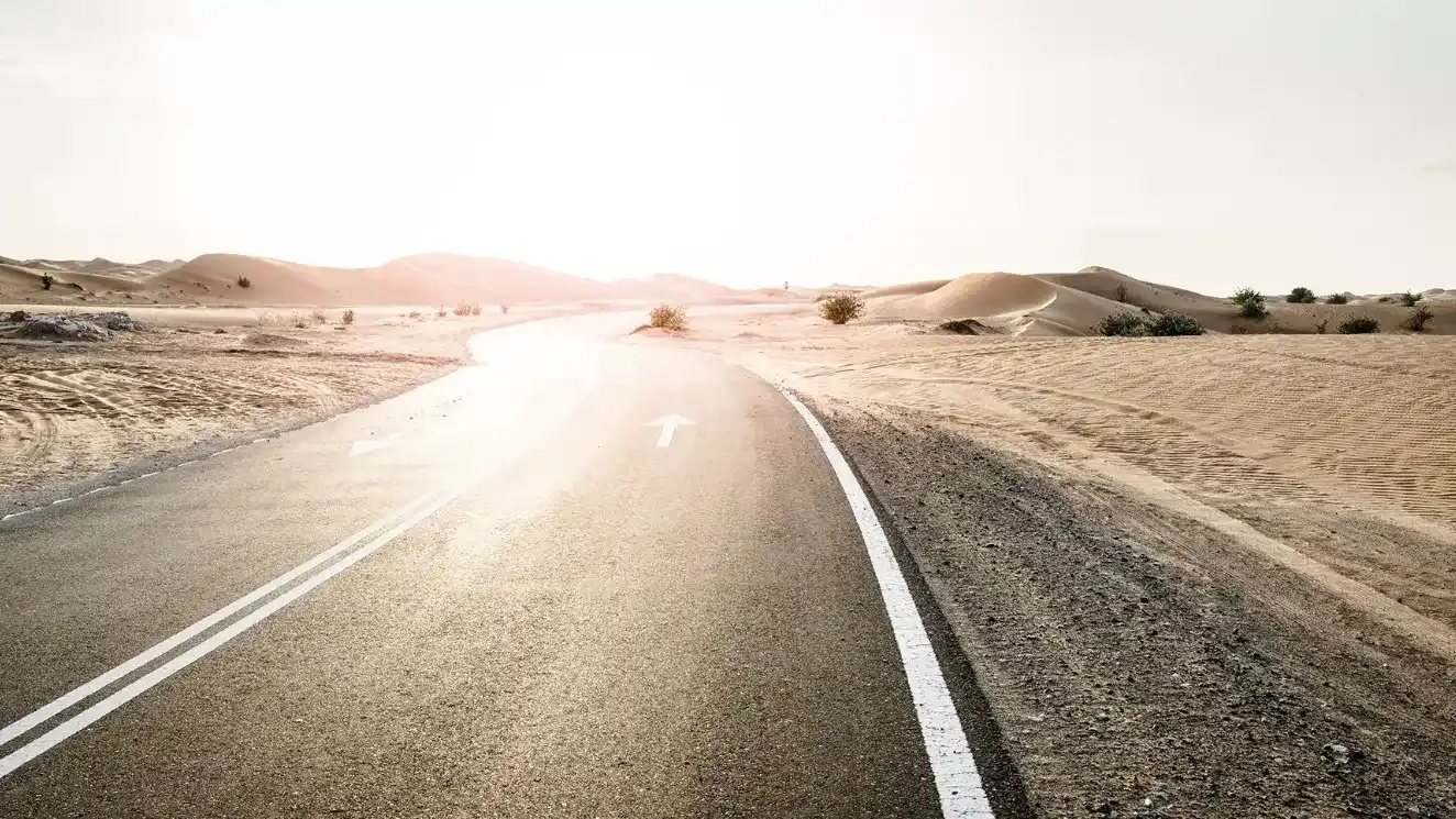 نستعرض استراتيجيات تبريد البطاريات والحفاظ على مدى السيارات الكهربائية في حرارة الأربعين بالسعودية مع نصائح الوقاية والصيانة الدورية