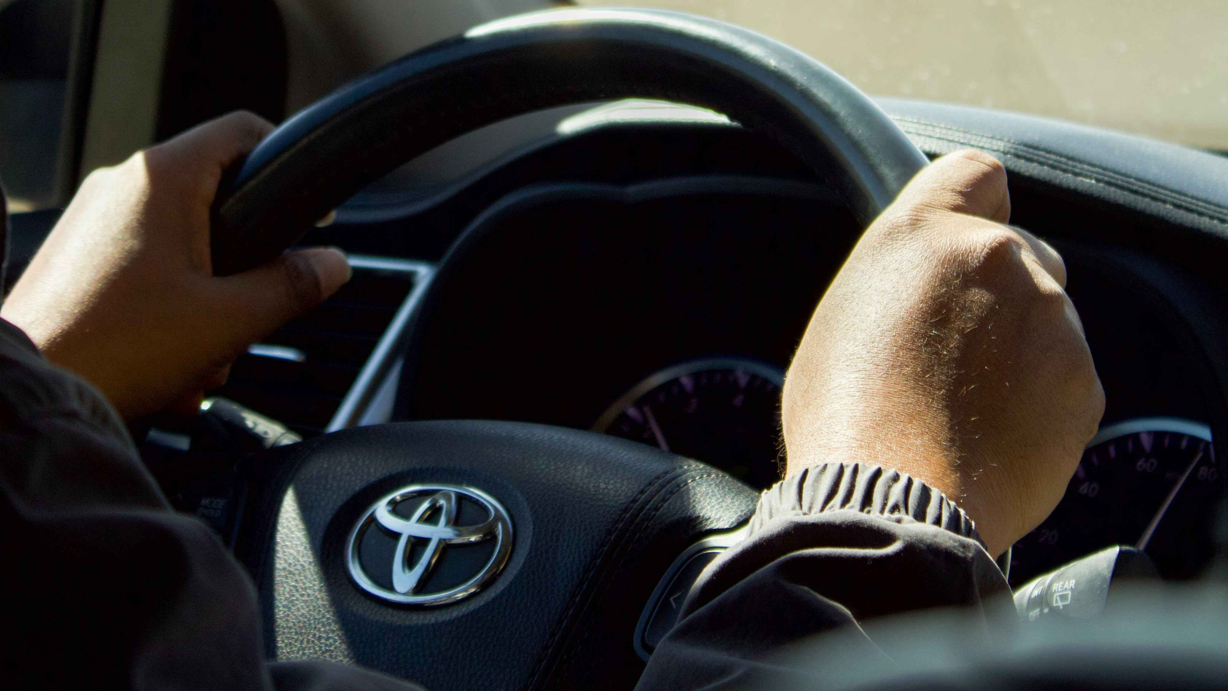 اكتشف أسرار تقليل استهلاك وقود تويوتا RAV4 2025 مع نصائح عملية حول أنظمة القيادة الذكية والصيانة الدورية
