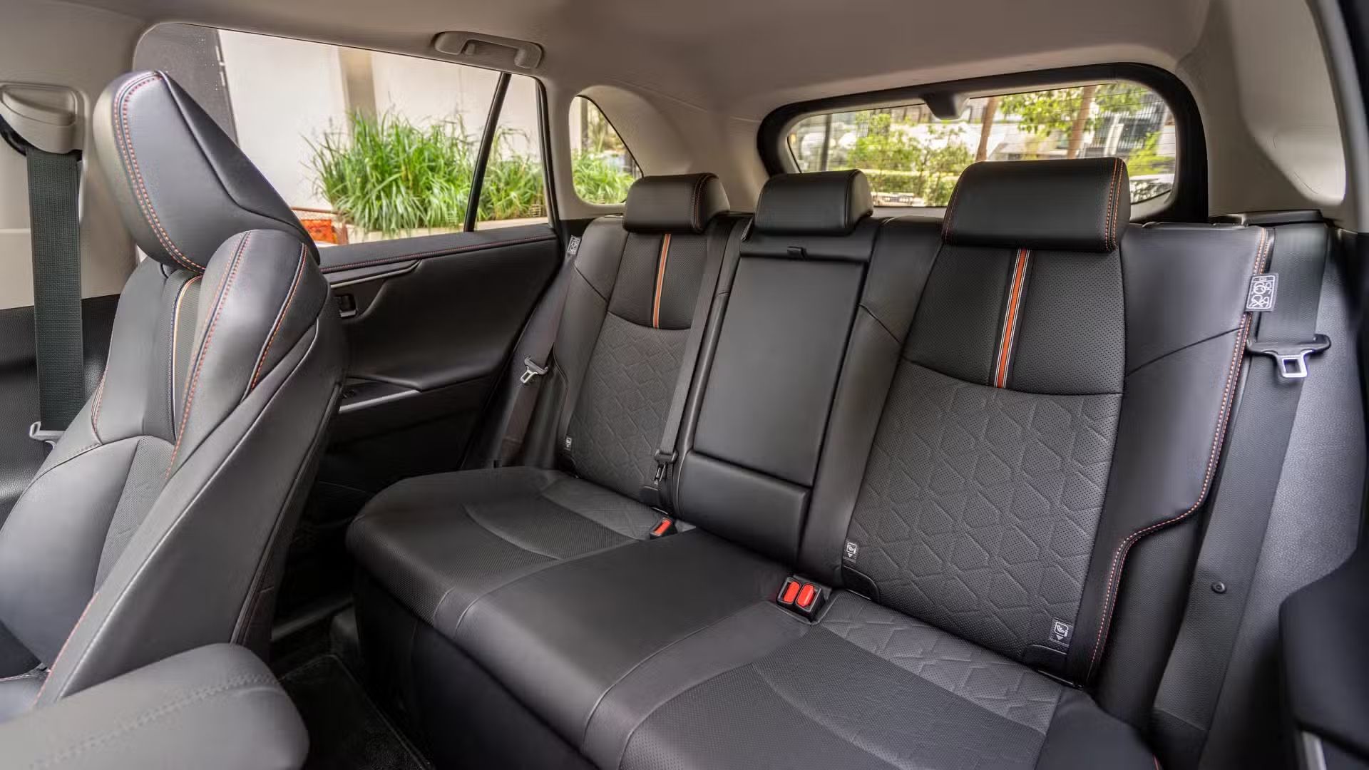 سعة مقاعد تويوتا rav4 2025:دليل شامل للعائلات الذكية
