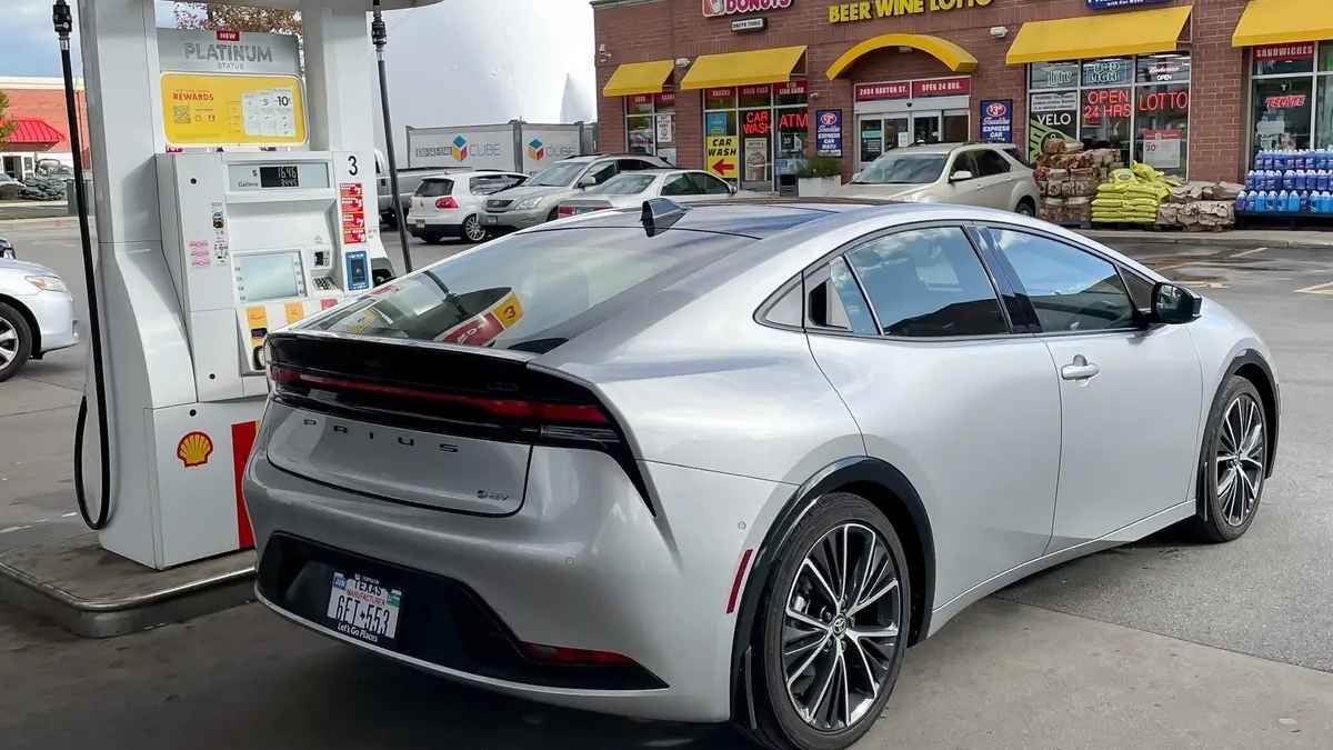 2025-guide-toyota-prius-2018-fuel-consumption-km-l