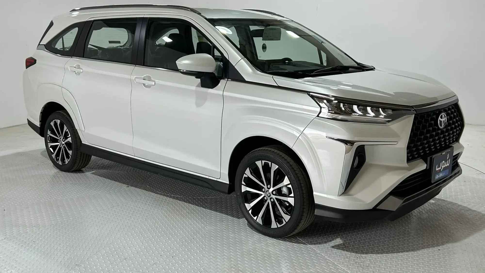 Compare Toyota Urban Cruiser vs Veloz for 2025 models. Discover key differences in cargo space, fuel efficiency, and hybrid technology