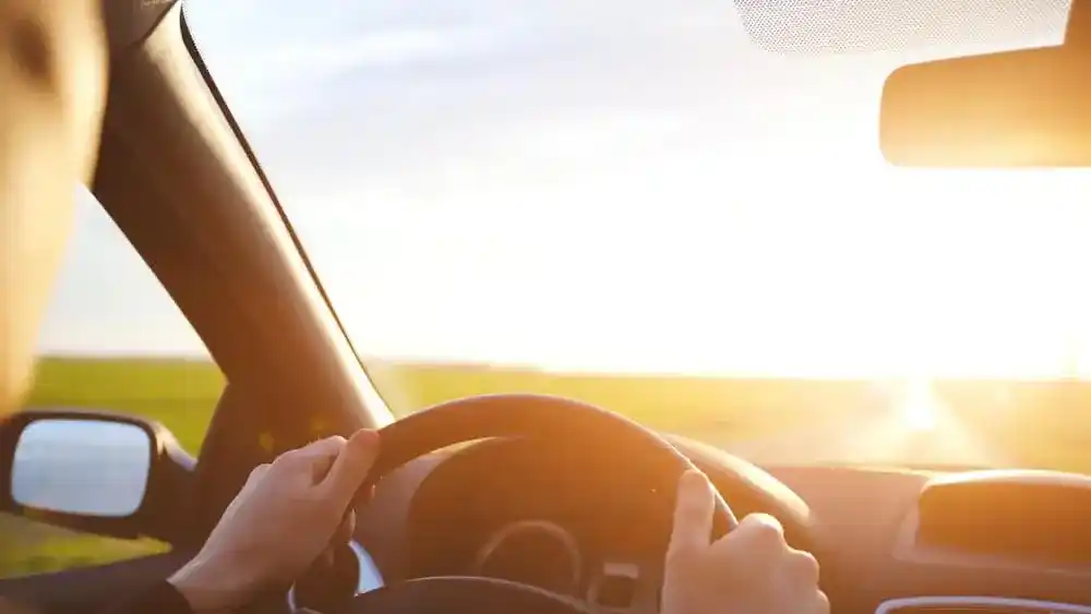 استكشف طرق حماية بطارية السيارة الكهربائية من ارتفاع الحرارة في الخليج مع نصائح الحماية والشحن والتخزين لضمان عمر بطارية اطول