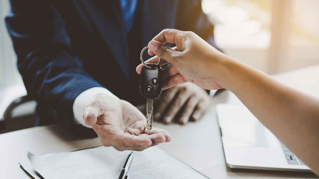 دليل متكامل لخيارات تمويل السيارات في الإمارات لعام 2025، يشمل التمويل التقليدي والإسلامي وعروض السيارات الصديقة للبيئة.
